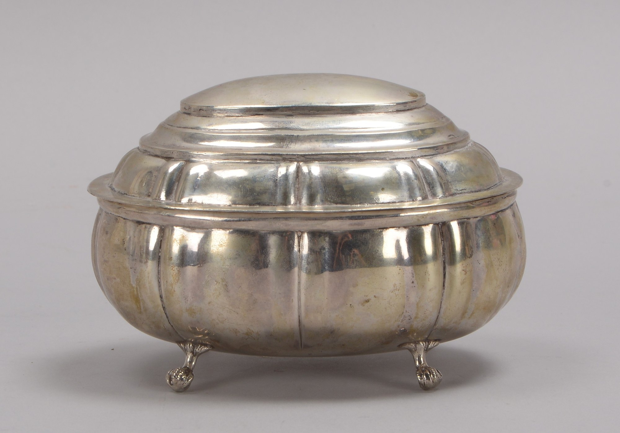 Barocke Zuckerdose (Schweden), 800 Silber (mehrfach punziert), verso graviert, Dose auf Füßen