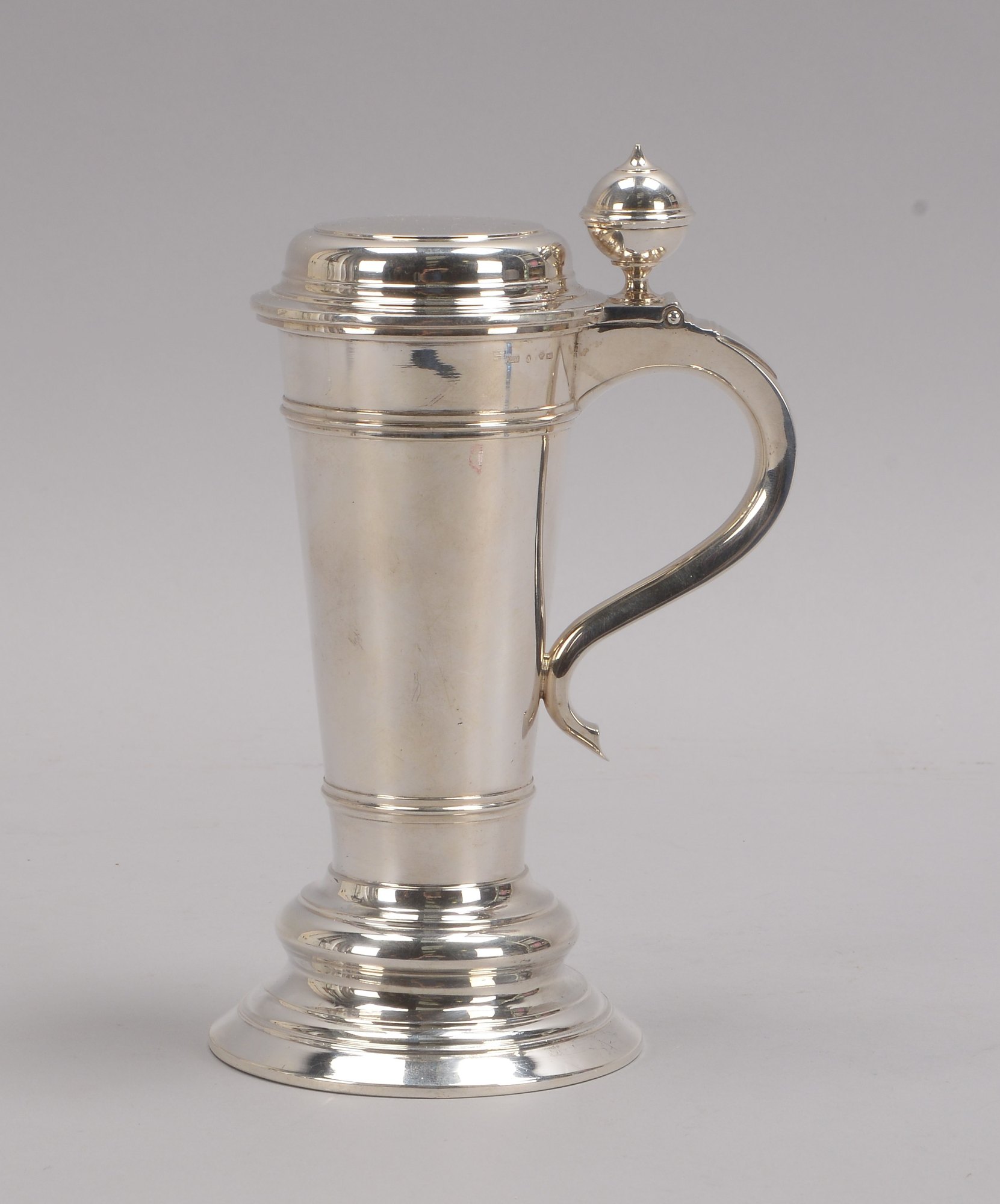Deckelkrug (Schweden), 830 Silber (mehrfach punziert), Krug auf Stand; Höhe 21 cm, Gewicht 280 g
