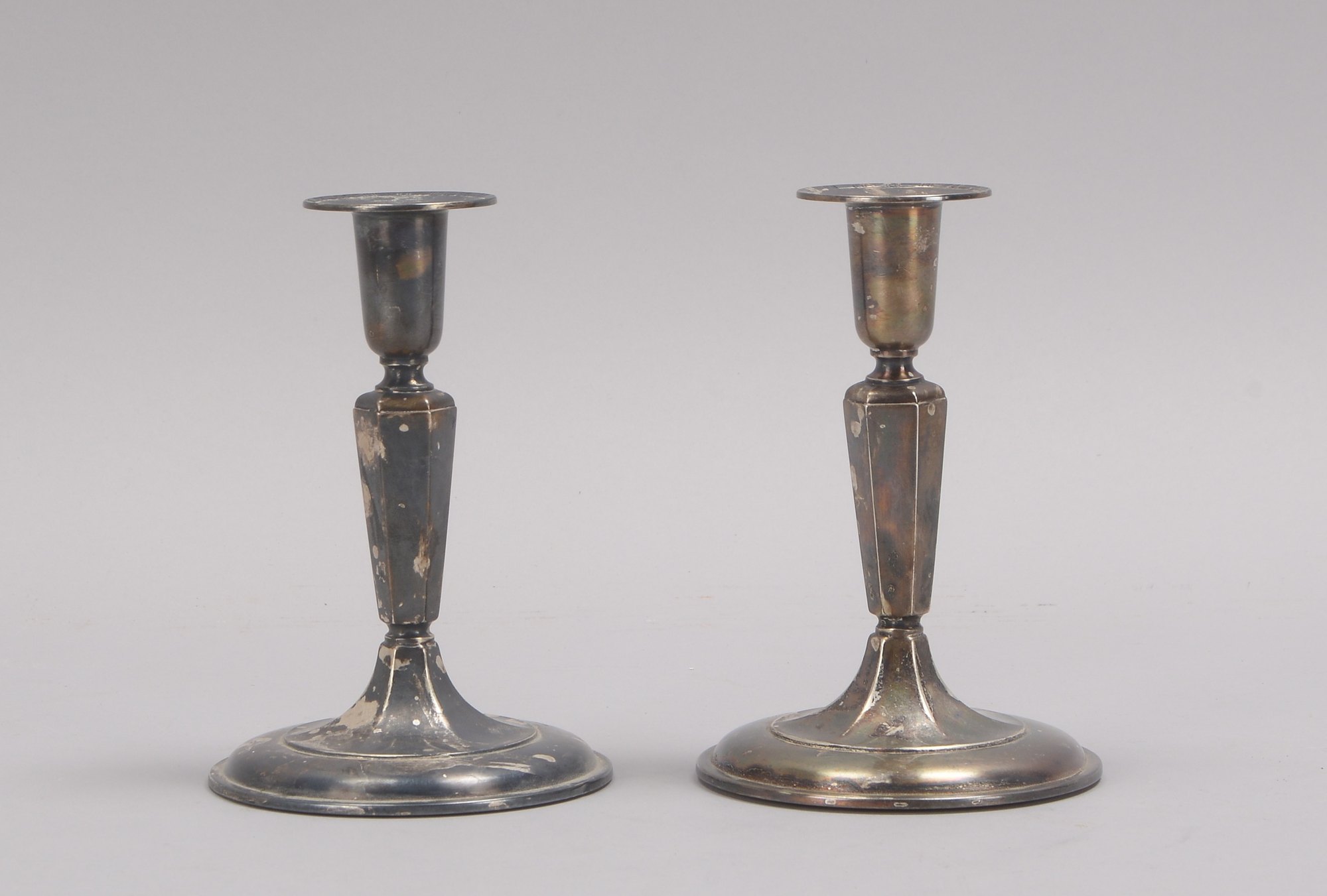Paar Tischkerzenleuchter (Schweden), 830 Silber (mehrfach punziert) - gefüllt; Hohe 14,5 cm