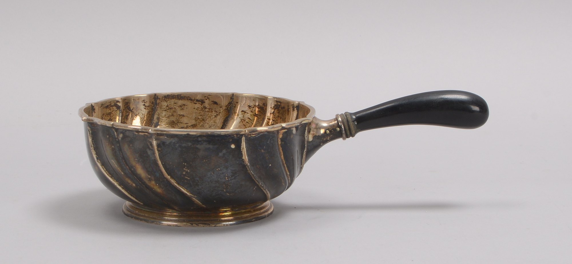 Kasserole (Schweden), 830 Silber (mehrfach punziert), mit Holzgriff; Höhe 6,5 cm, Ø 15 cm