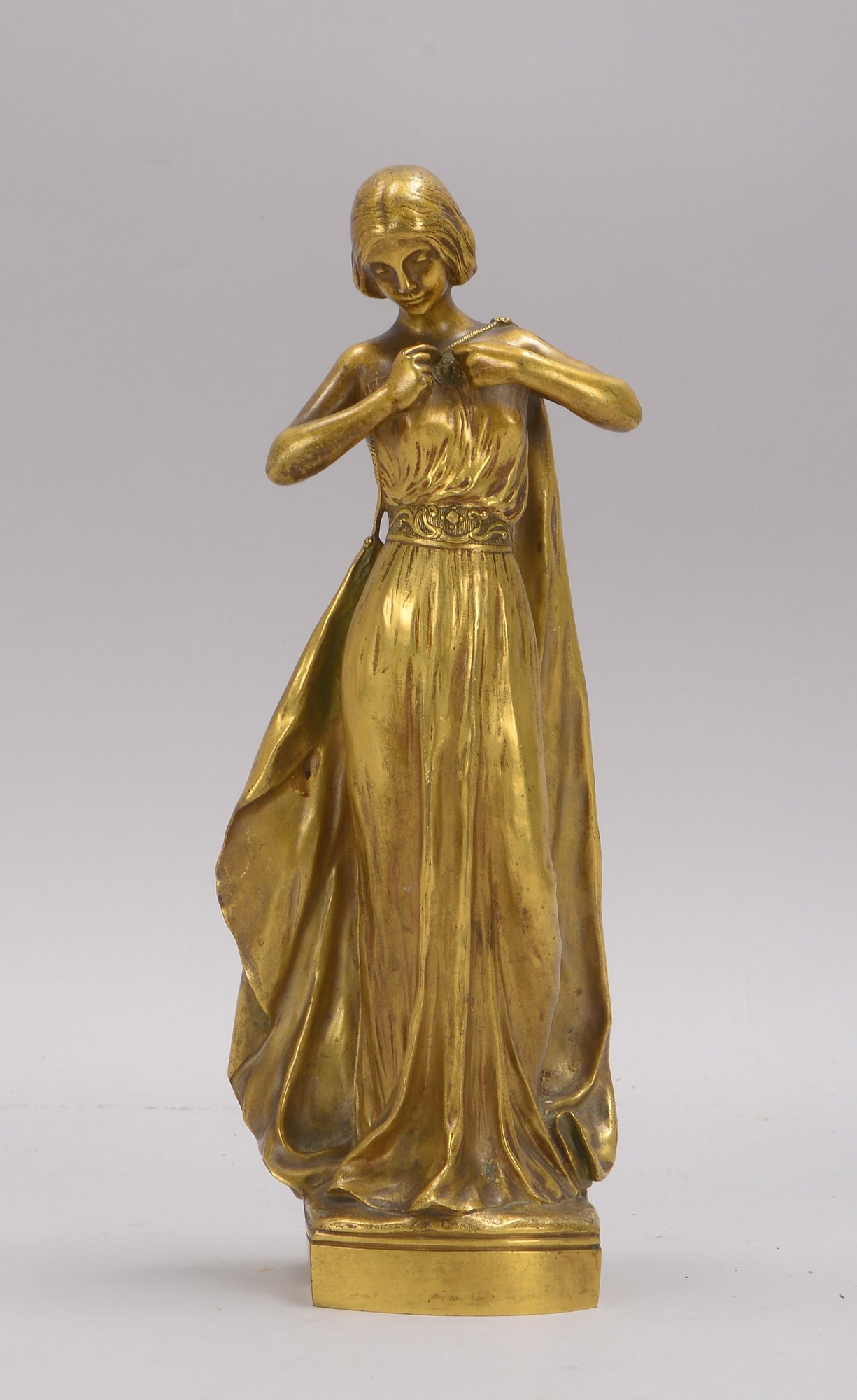 Madrassi, Luca, Bronzefigur, 'Junge Dame mit Umhang', am Sockel signiert