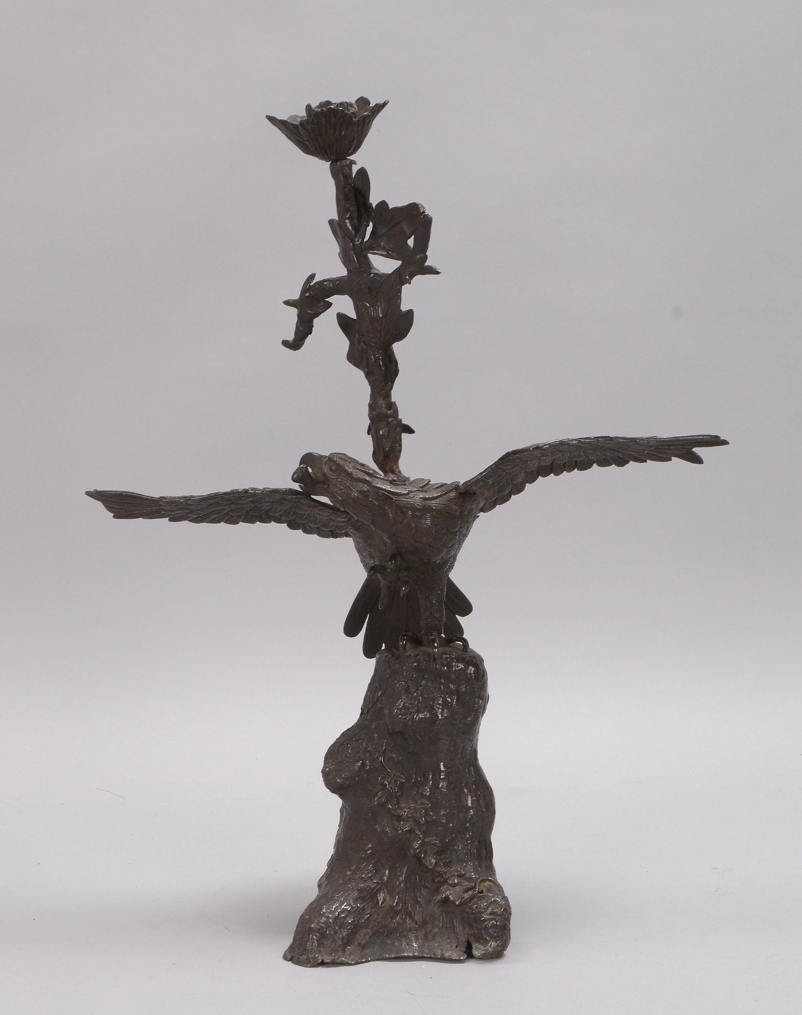 Figürlicher Kerzenhalter, Bronzefigur, 'Adler mit ausgebreiteten Schwingen'