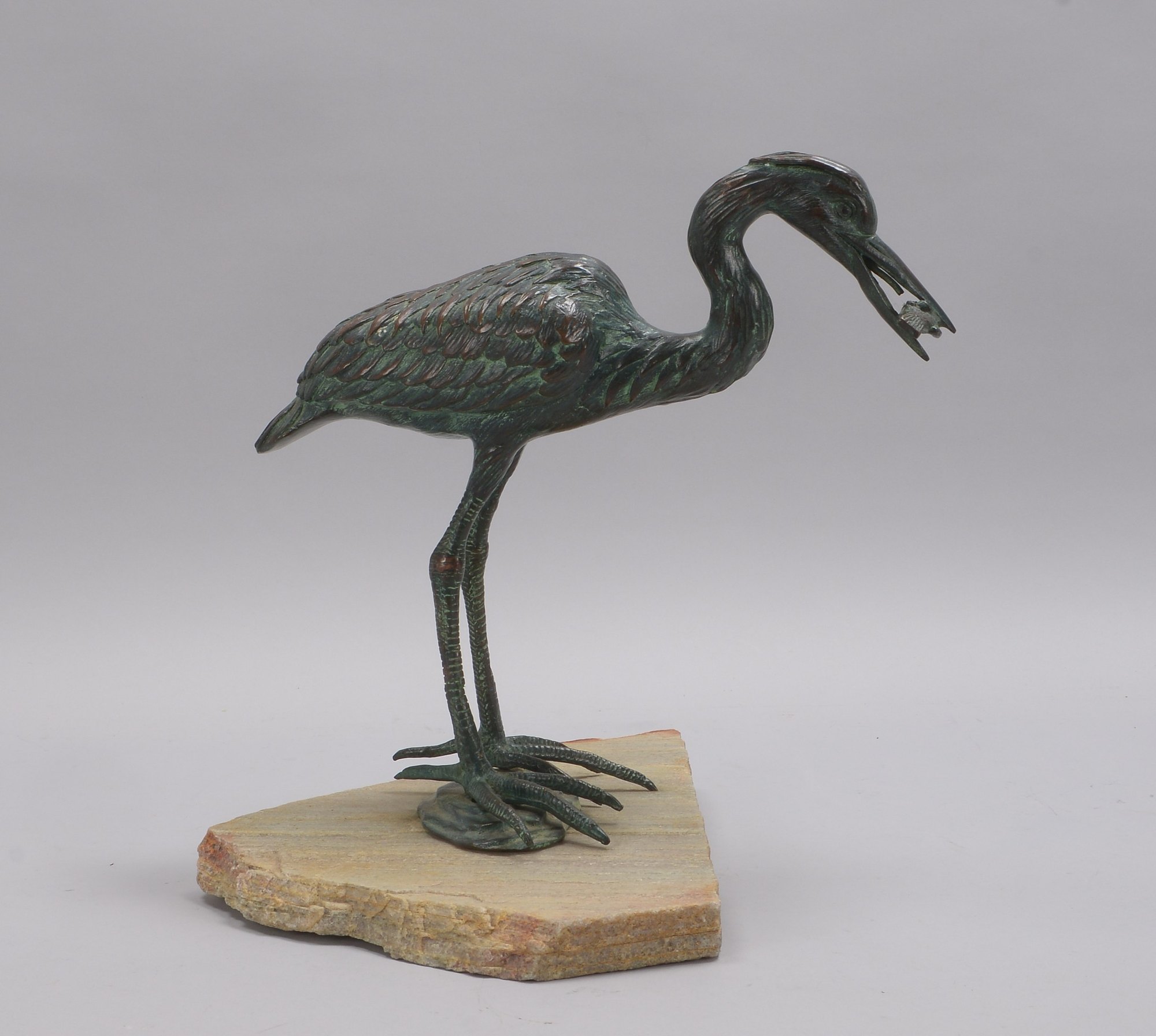 Bronzeskulptur/figürl. Wasserspeier, 'Kranich mit Fisch', grüne Patina, auf Sockel