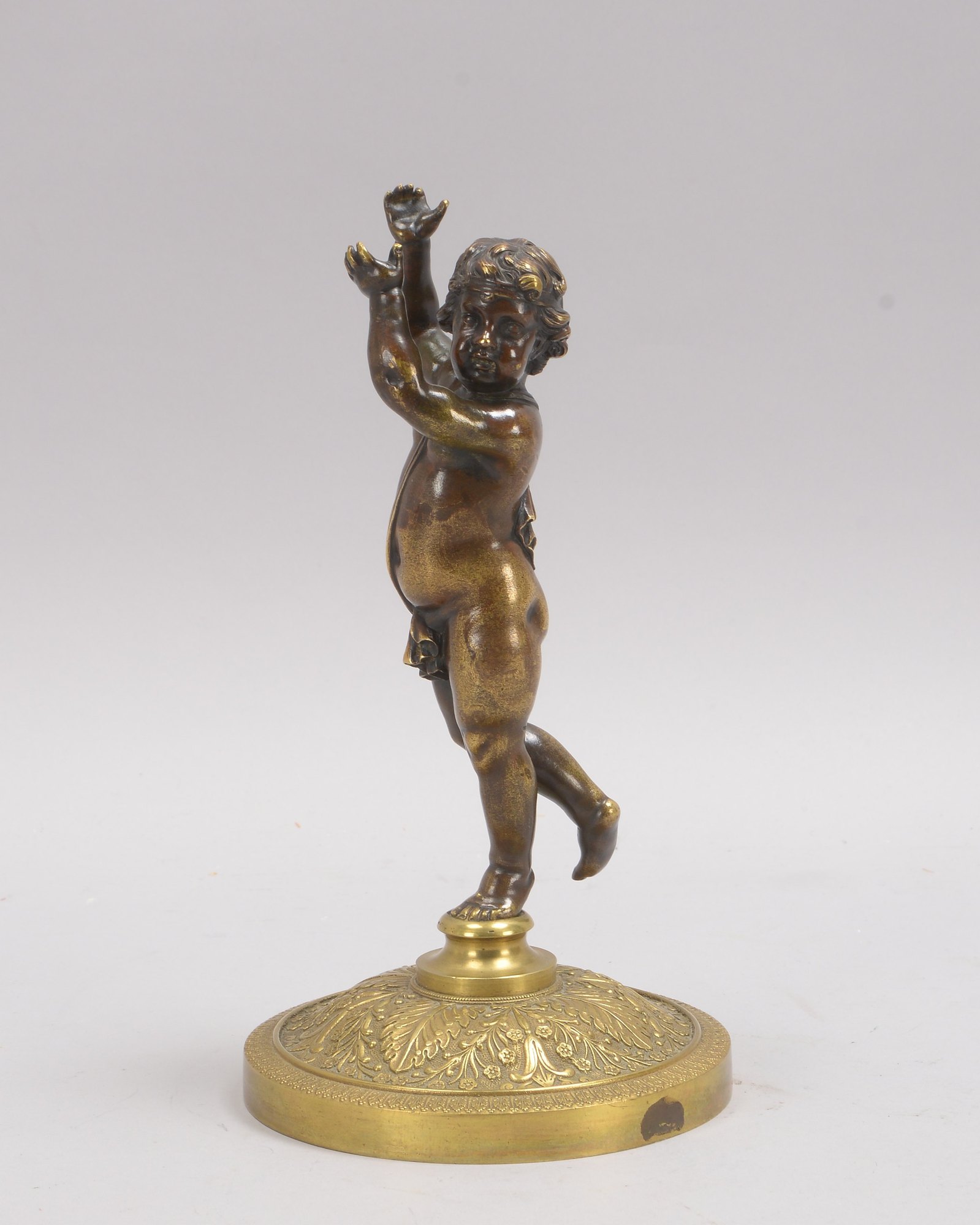 Bronzefigur - vormals Tischaufsatz-Schaft, 'Putto', auf Sockel/floral reliefiert