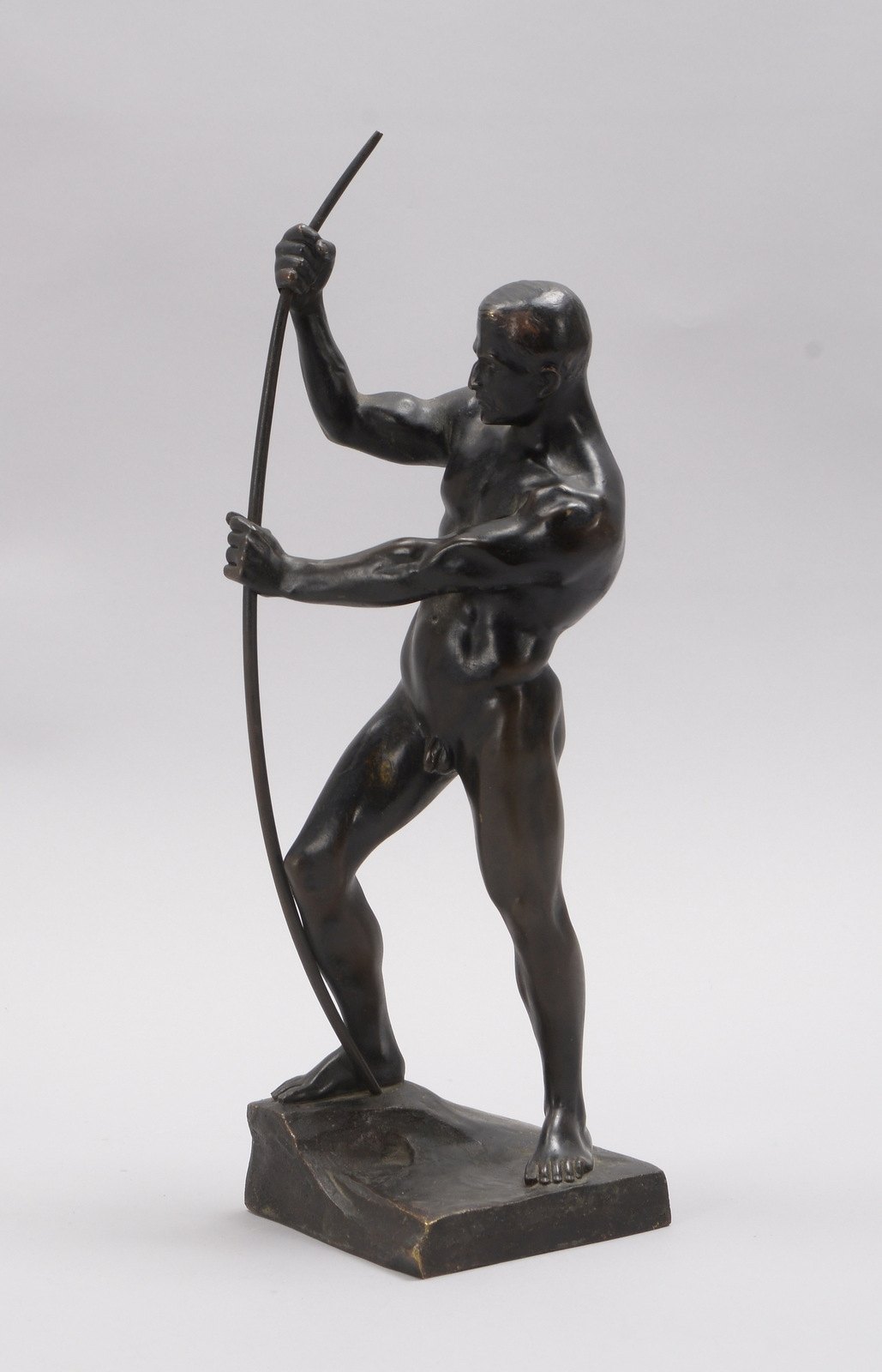 Riese, H., Bronzeskulptur, 'Bogenspanner', auf quadrat. Plinthe, signiert
