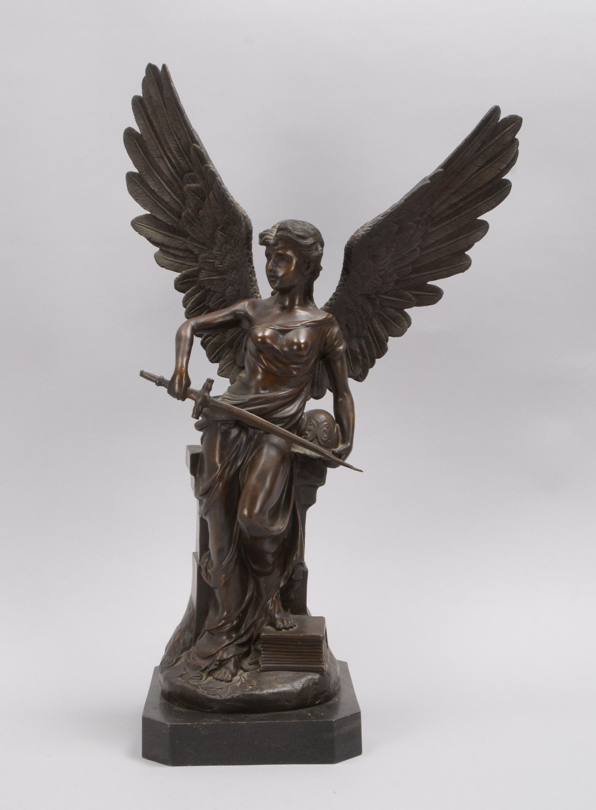 Bronzefigur, 'Weibl. Engel mit Schwert und Buch', Gießerstempel, auf Sockel