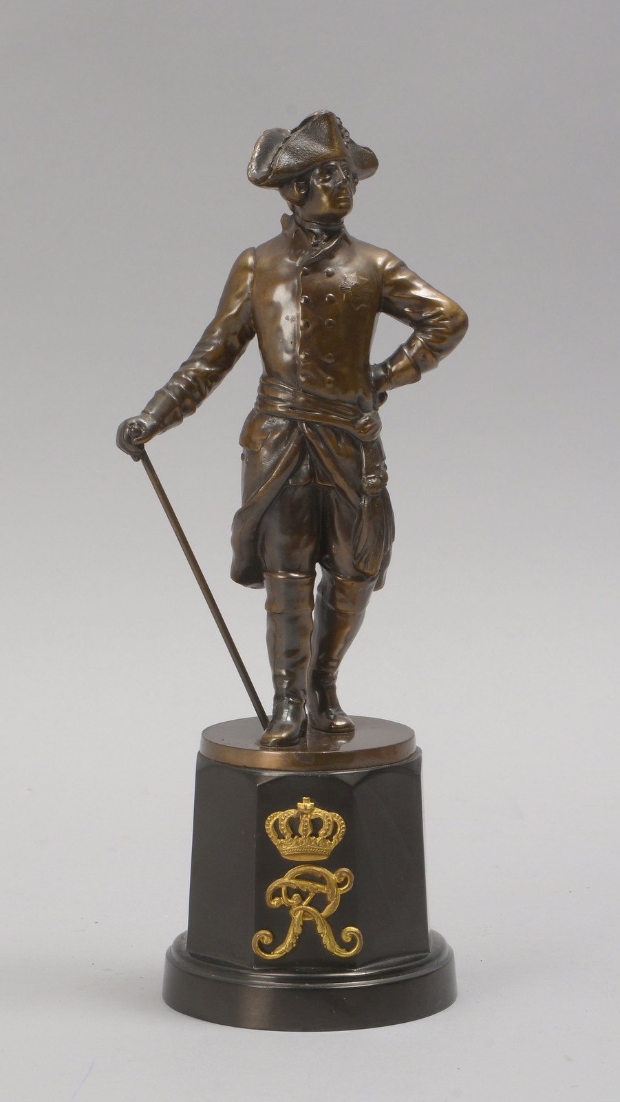 Skulptur, 'Friedrich II, Fridericus Rex', bronzierte Weißmetall-Figur auf Metallstand, Sockel schaus