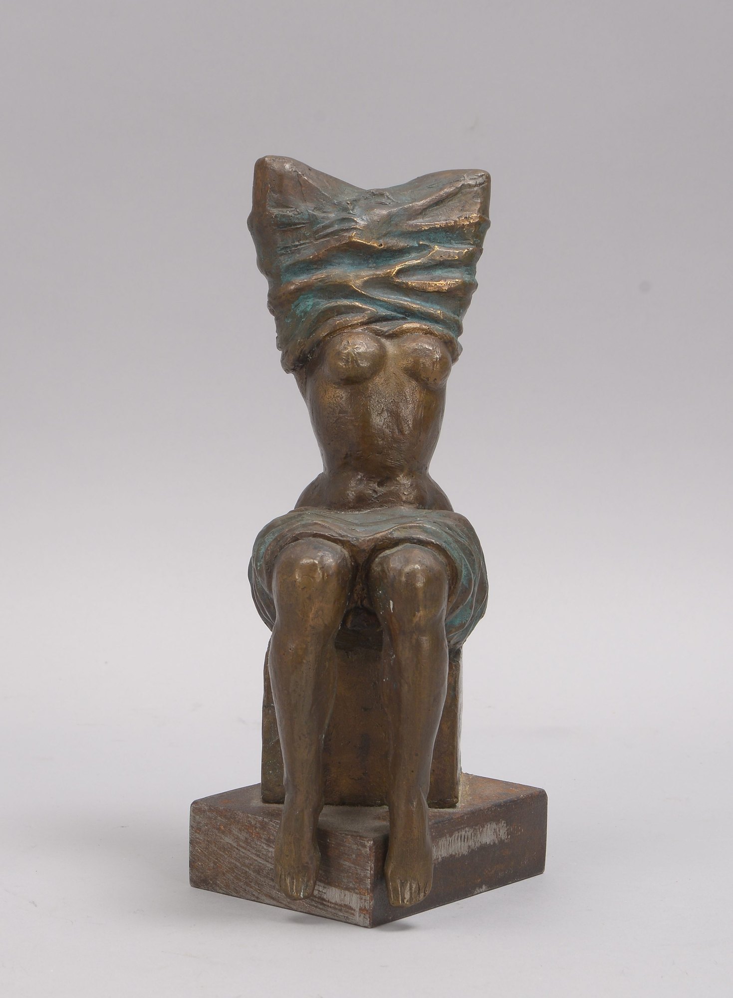 Bronzeskulptur, 'Sich Entkleidende', schwerer Bronzeguss, teils patiniert