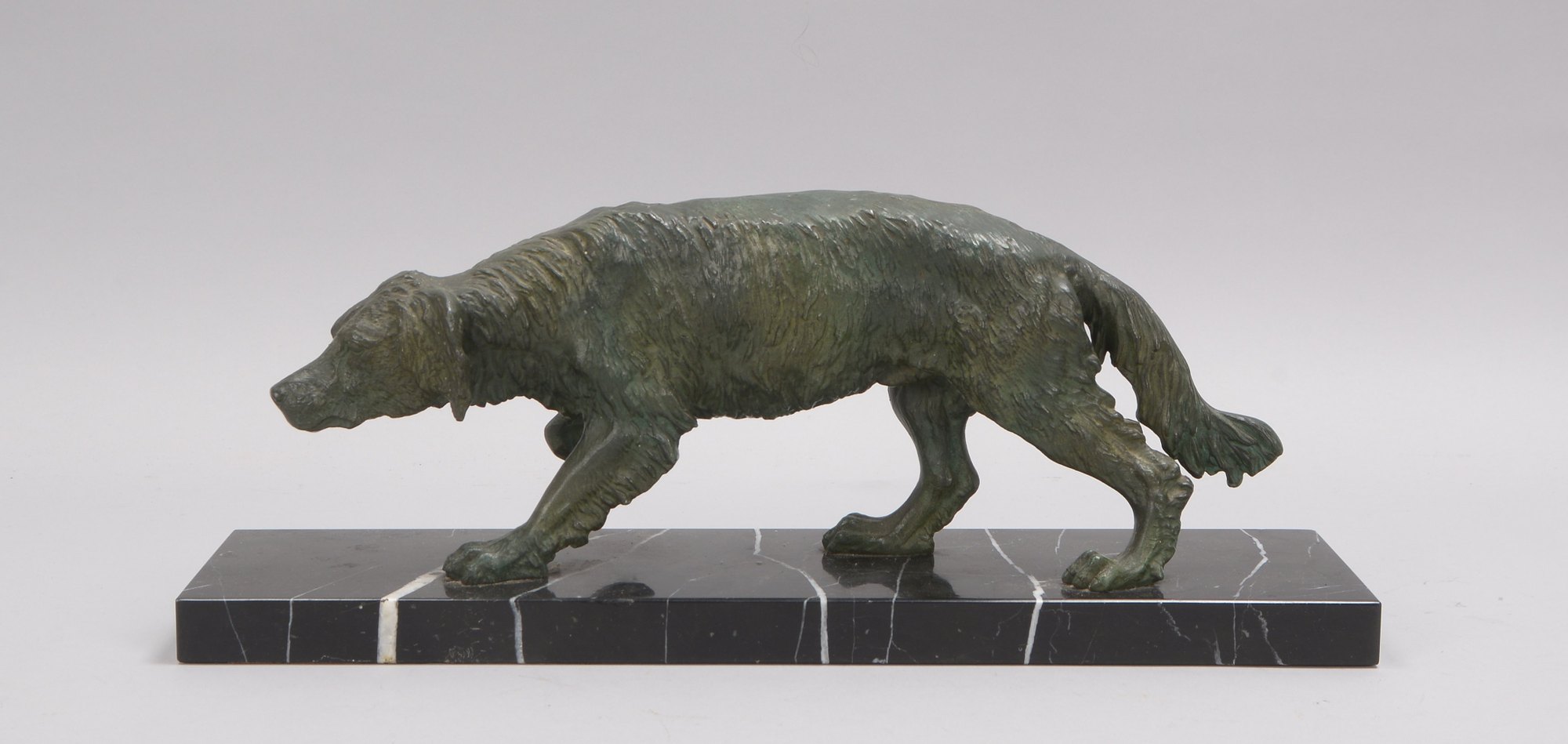 Tierskulptur, 'Jagdhund/Irish Setter', Weißmetall grün patiniert, unsigniert