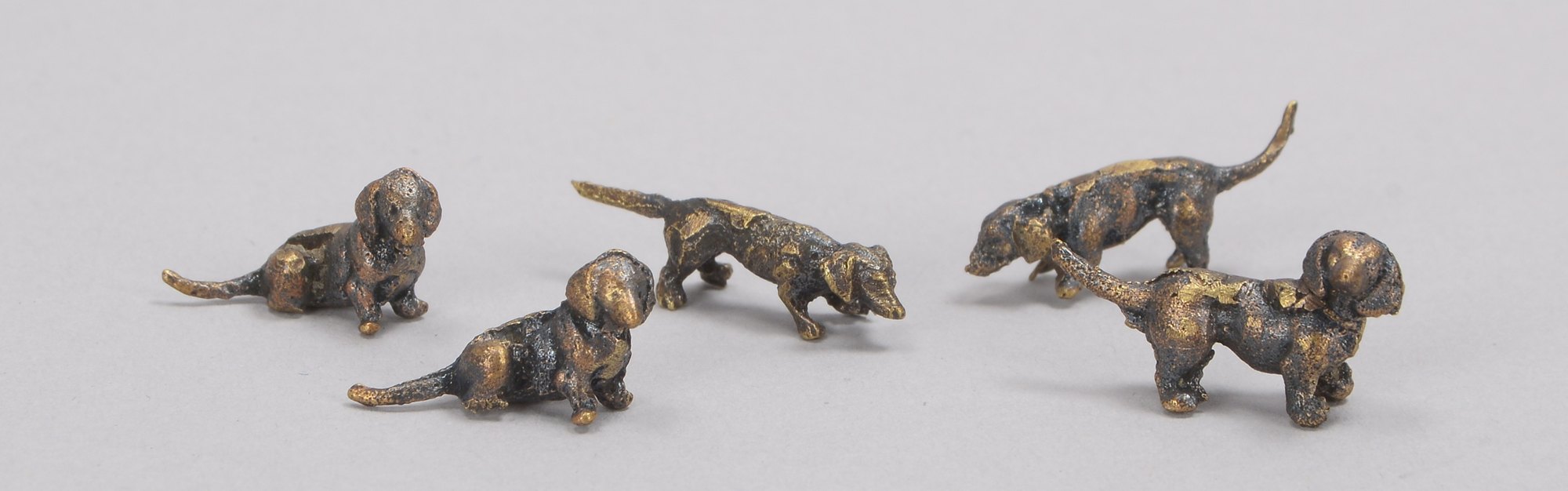 Bergmann, Franz Xaver (1861 - 1936), kleine Sammlung Wiener Bronzen, Miniatur-Dackelfiguren, 5 Stück