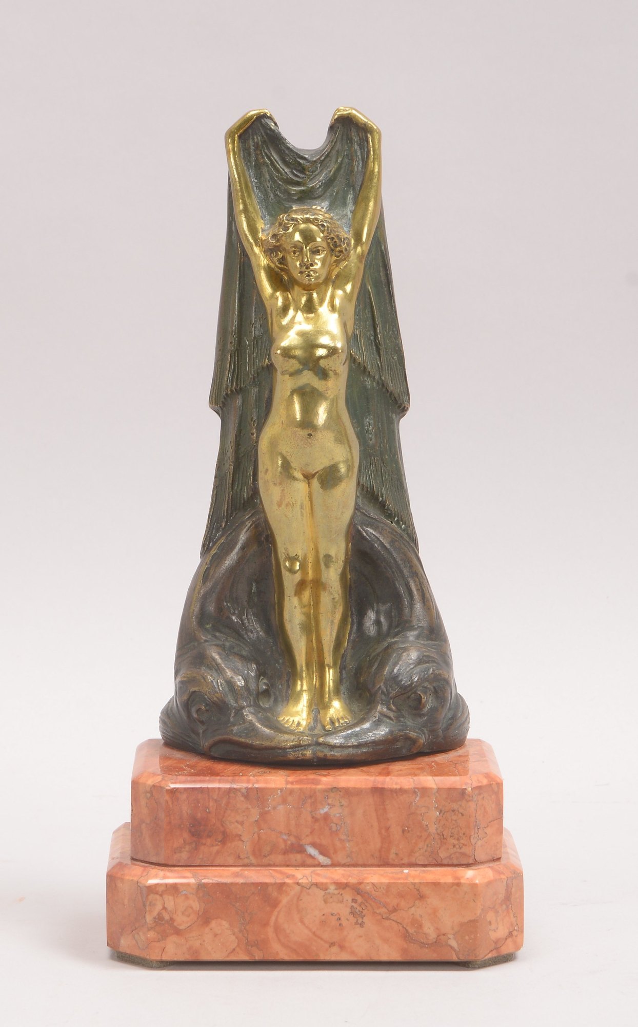 Bronzeskulptur, 'Weiblicher Akt' - Darstellung im Art déco-Stil (Figur flankiert von 2x Delfinköpfen