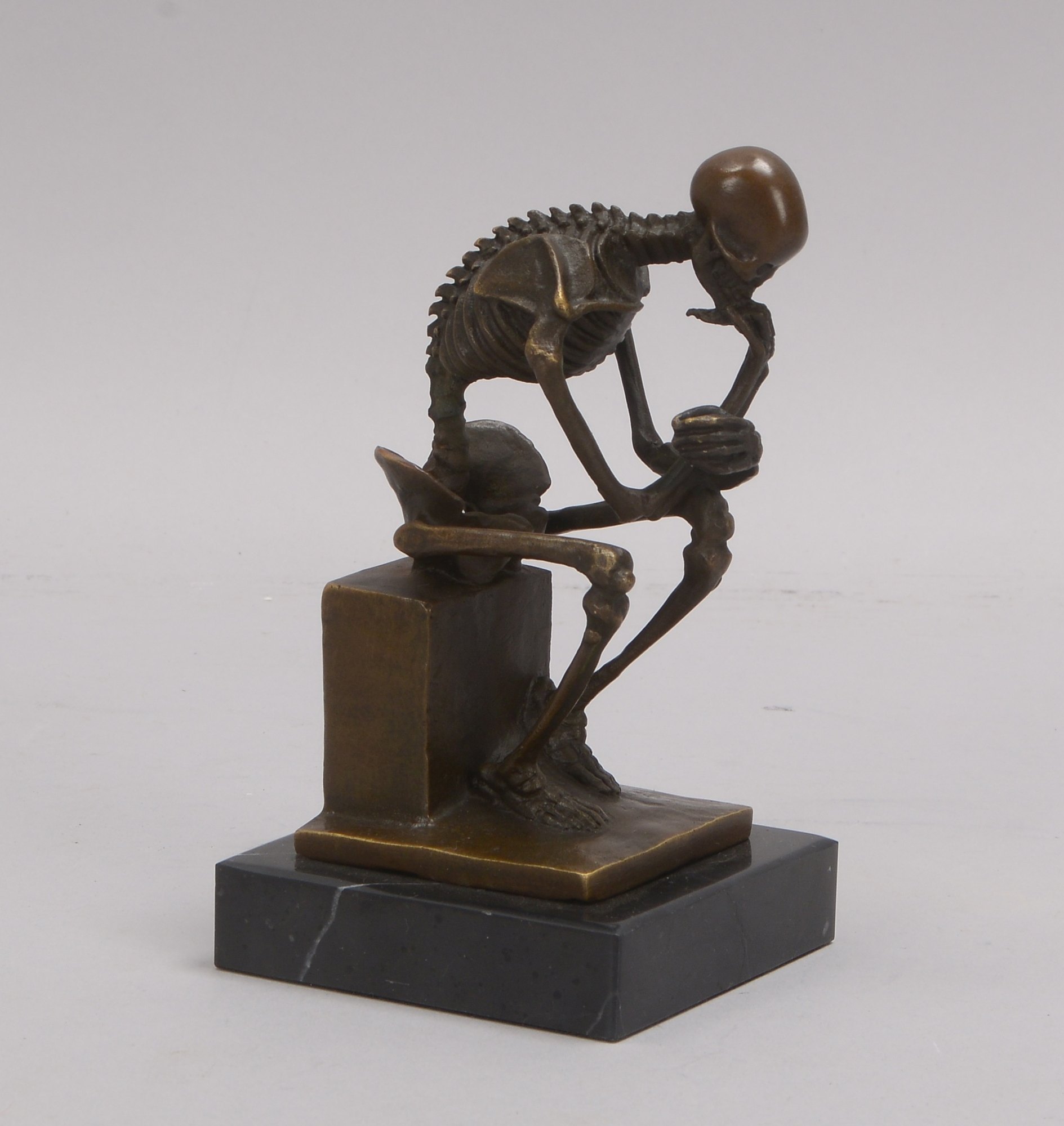 Bronzeskulptur (nach Milo), 'Skelett in Denkerpose', signiert, Figur auf Marmorplinthe; Höhe 14,5 cm