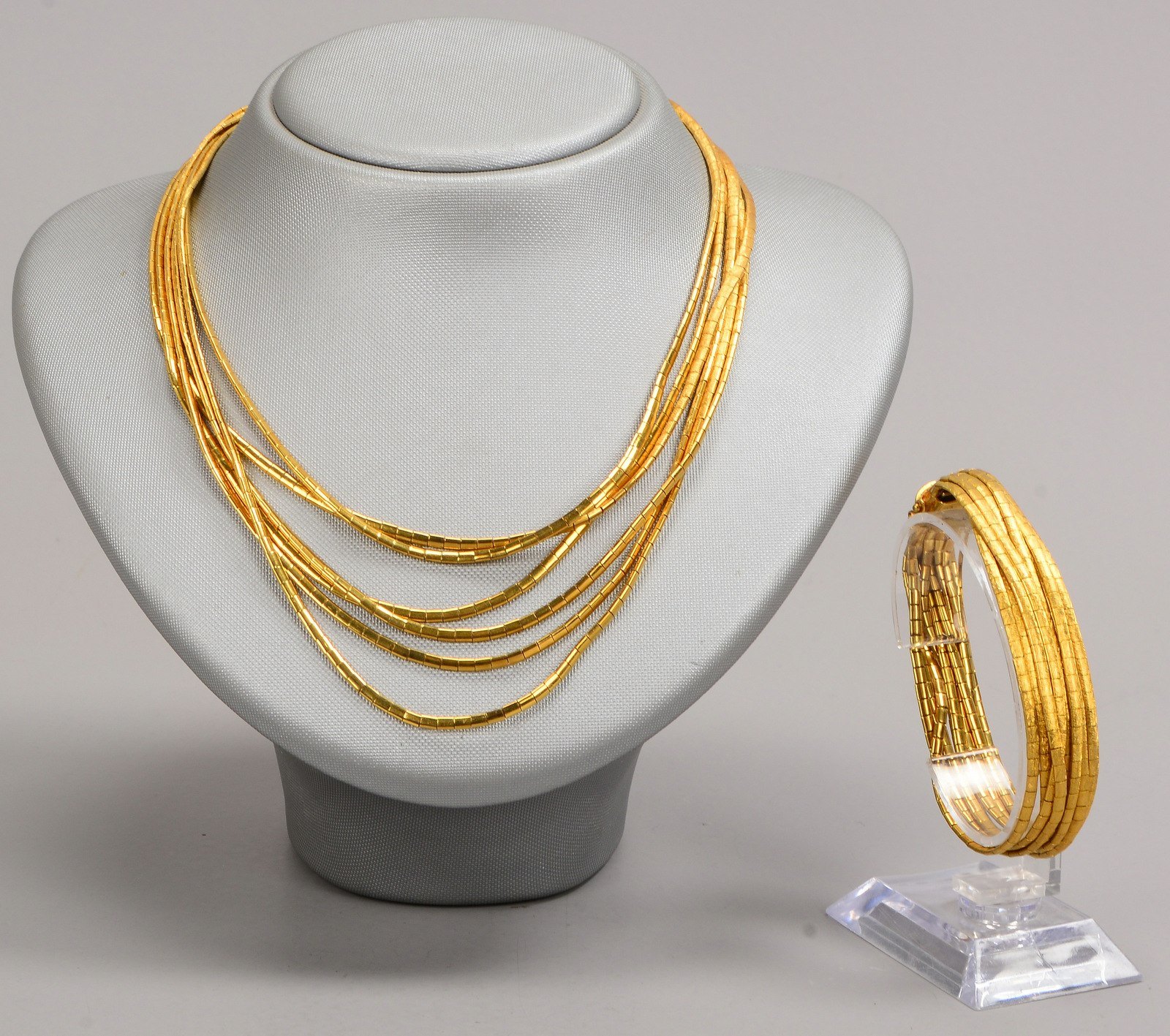 Schmuckset, 750 GG (gest.): Collier, 6-strängig, und Armband, 9-strängig