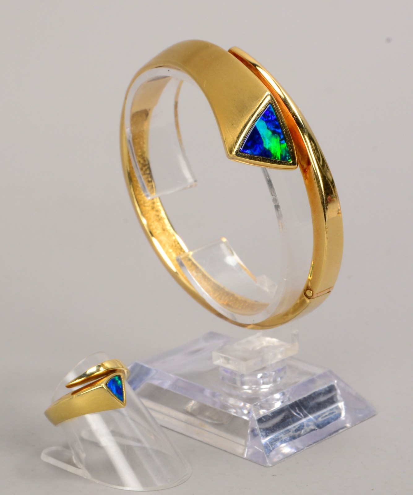 Atelier Kart/Münster, Schmuckset, 585 GG, mit Opalbesatz: Armreif und Ring
