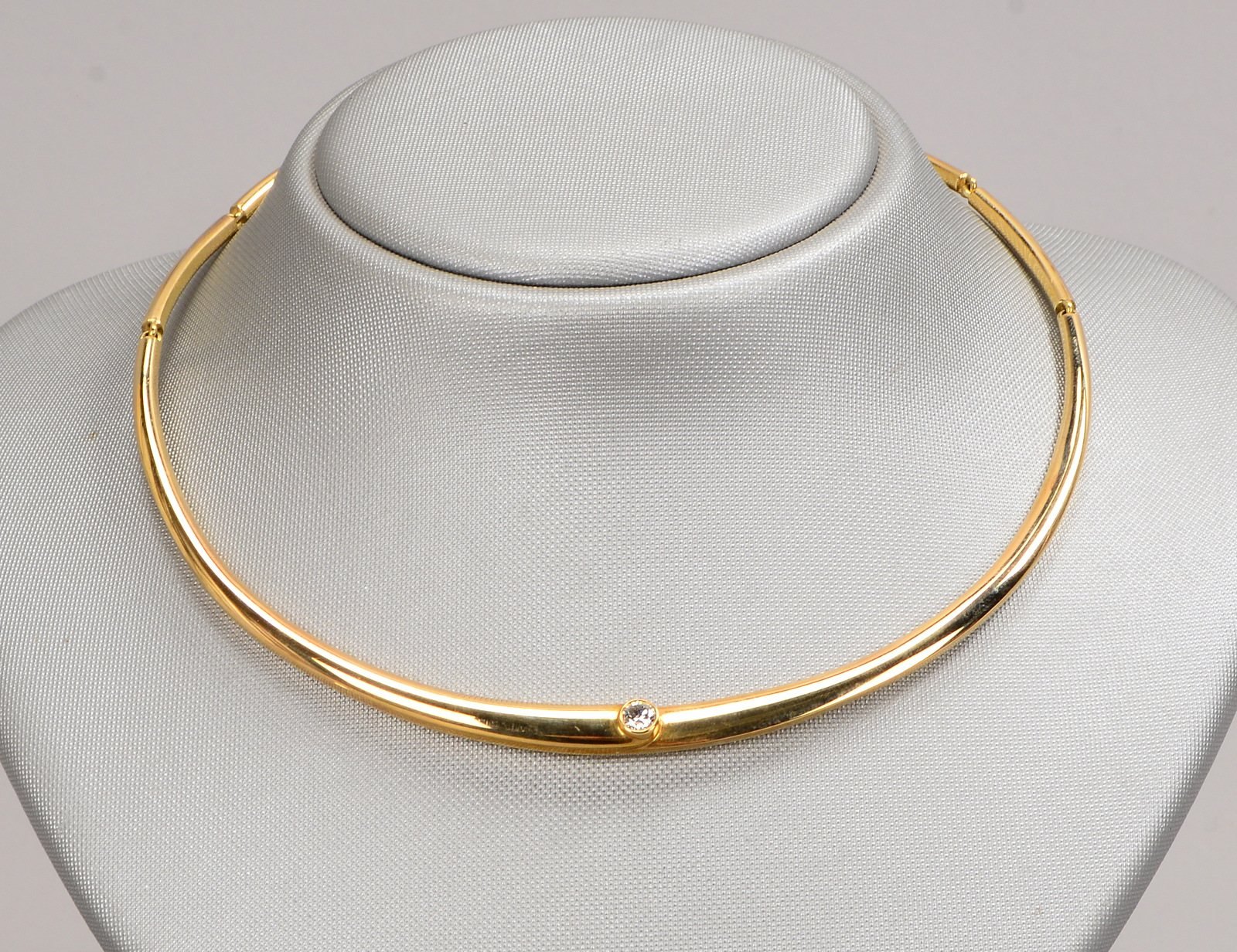 Collier, 585 GG (gestempelt), besetzt mit einzelnem Brillant von 0,31 ct, Weiß/P1, mit Karabinerschl