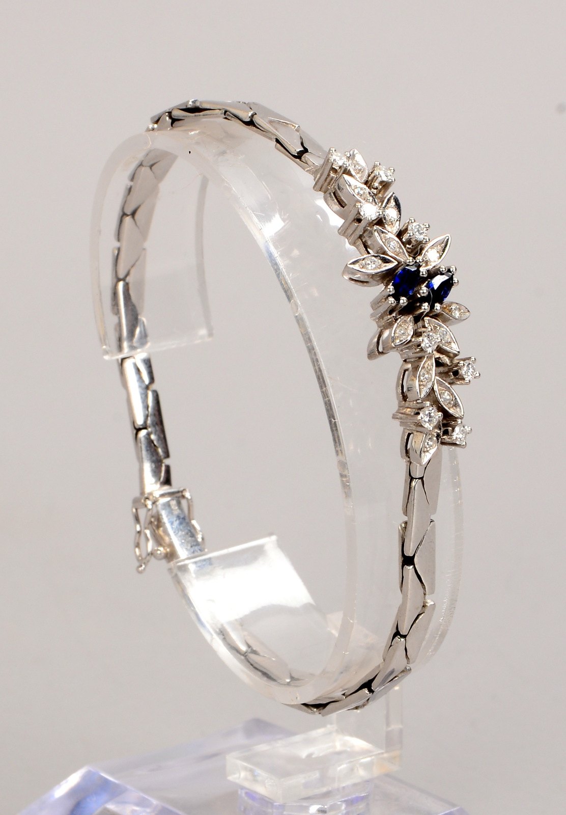 Armband, 585 WG (gest.), floral gestaltetes Mittelteil, Diamanten/Saphire