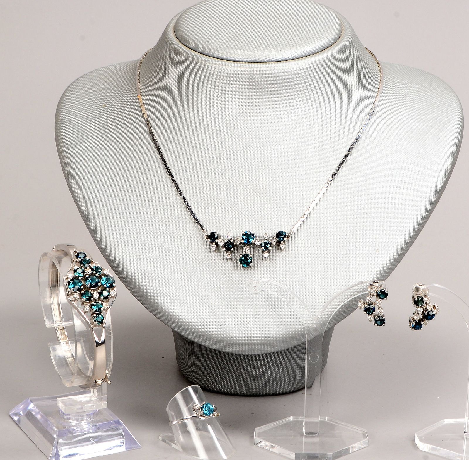 Schmuckset, 4-tlg., 18 kt WG, mit Turmalinbesatz und Diamanten