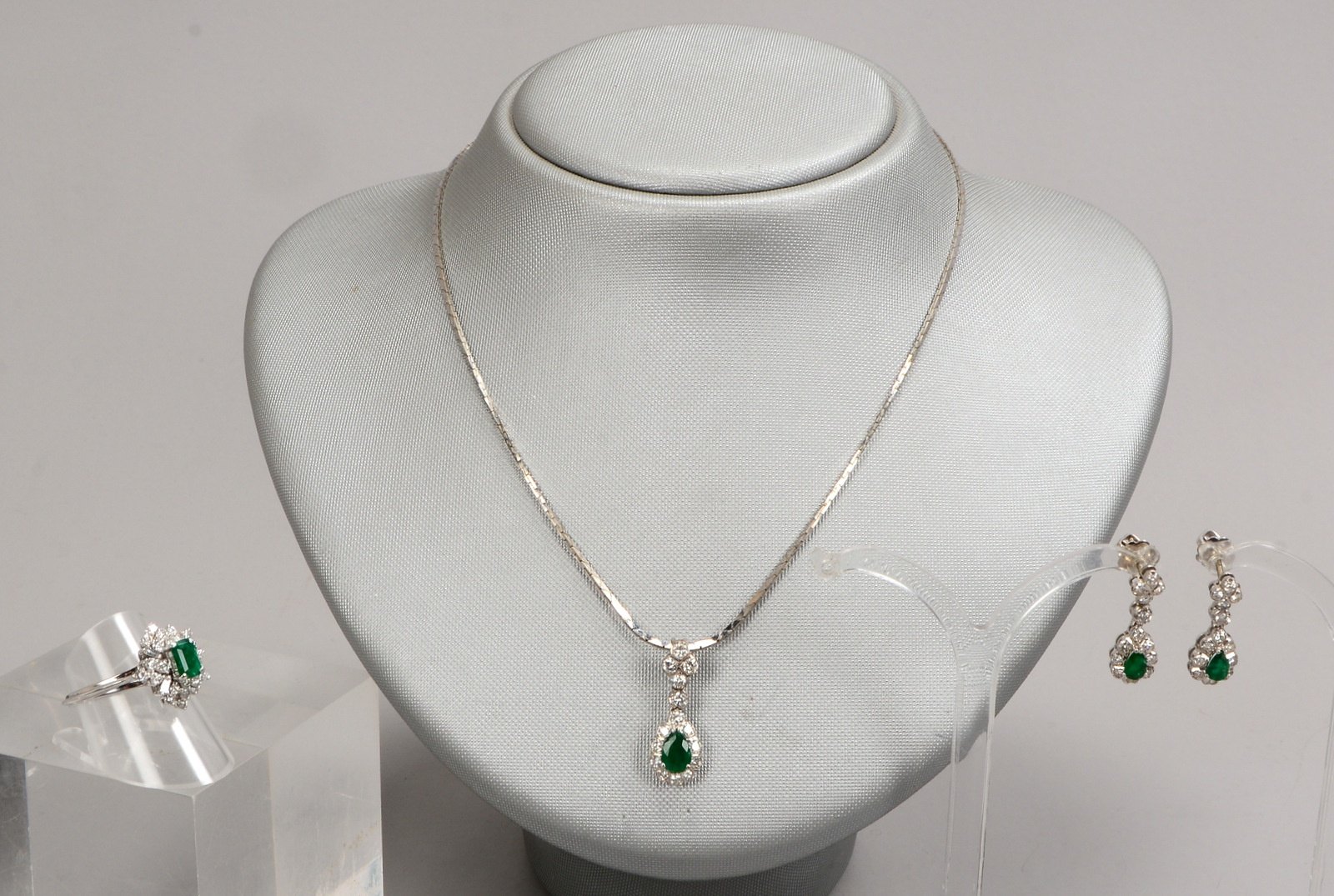 Schmuckset, 18 kt WG, mit Smaragdbesatz und Diamanten, 3-tlg.