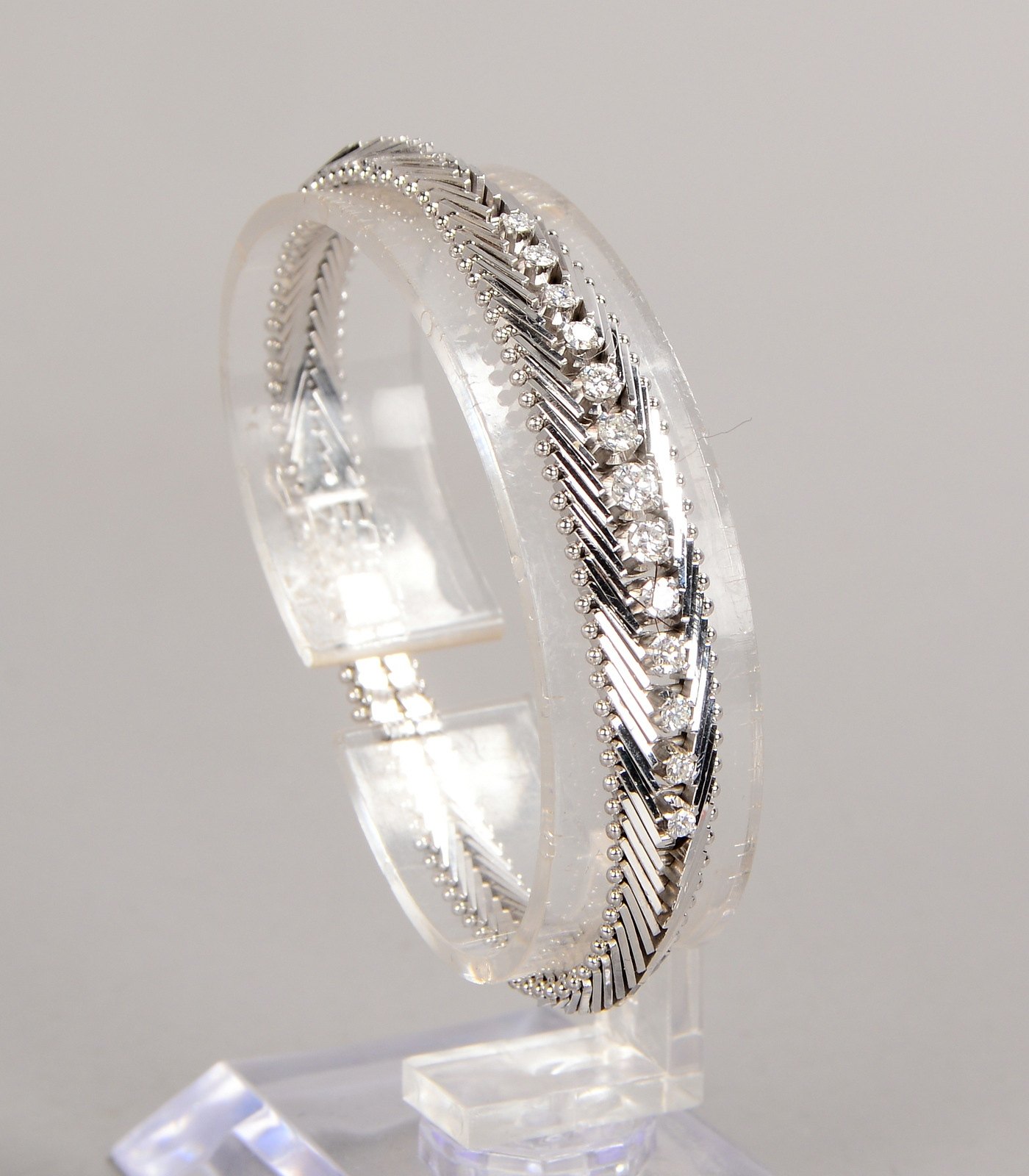 Armband, 750 WG (gest.), mit 13-fachem Brillantbesatz/verlaufend