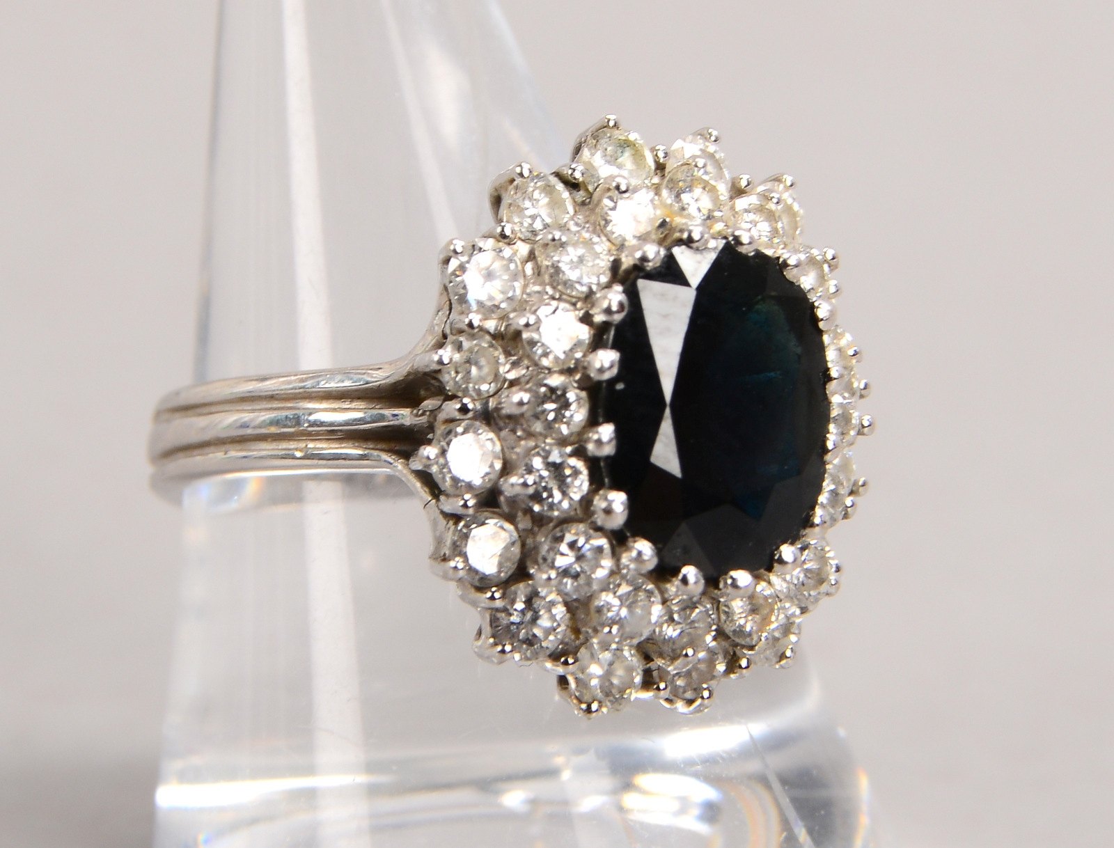 Ring, 585 WG (gestempelt), ovaler Saphir/ca. 2,22 ct und Brillanten/zus. 1,12 ct