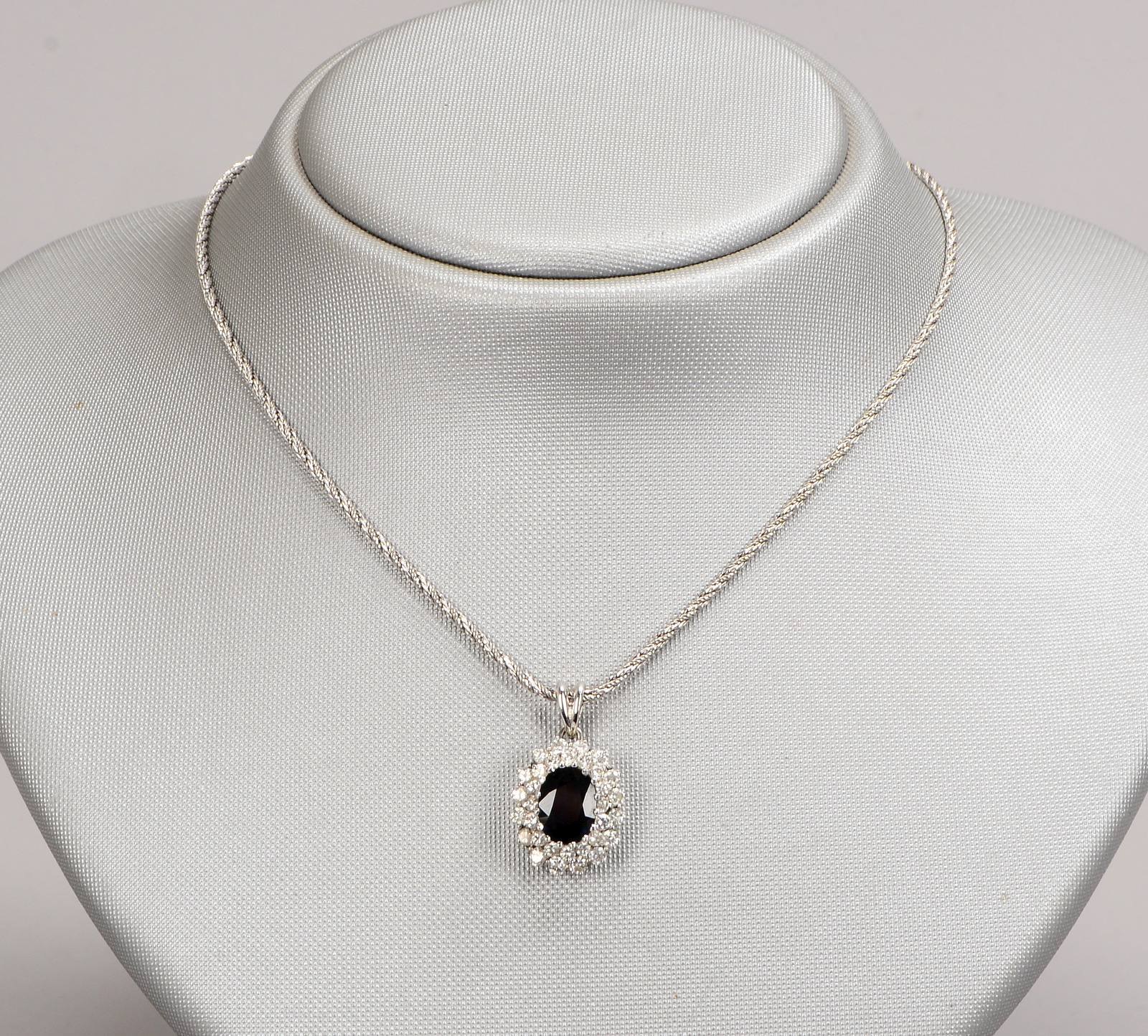 Anhänger, 585 WG (gestempelt), ovaler Saphir/2,28 ct, und Brillanten/zus. 1,12 ct
