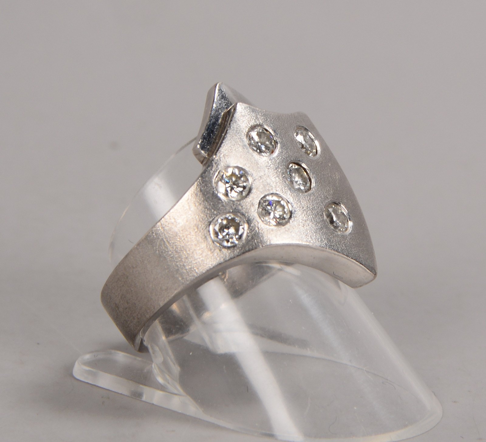 Michael Falk/Böttcherstraße, Ring, 750 WG (gest.), mit 7x Brillanten/zus. 1,0 ct