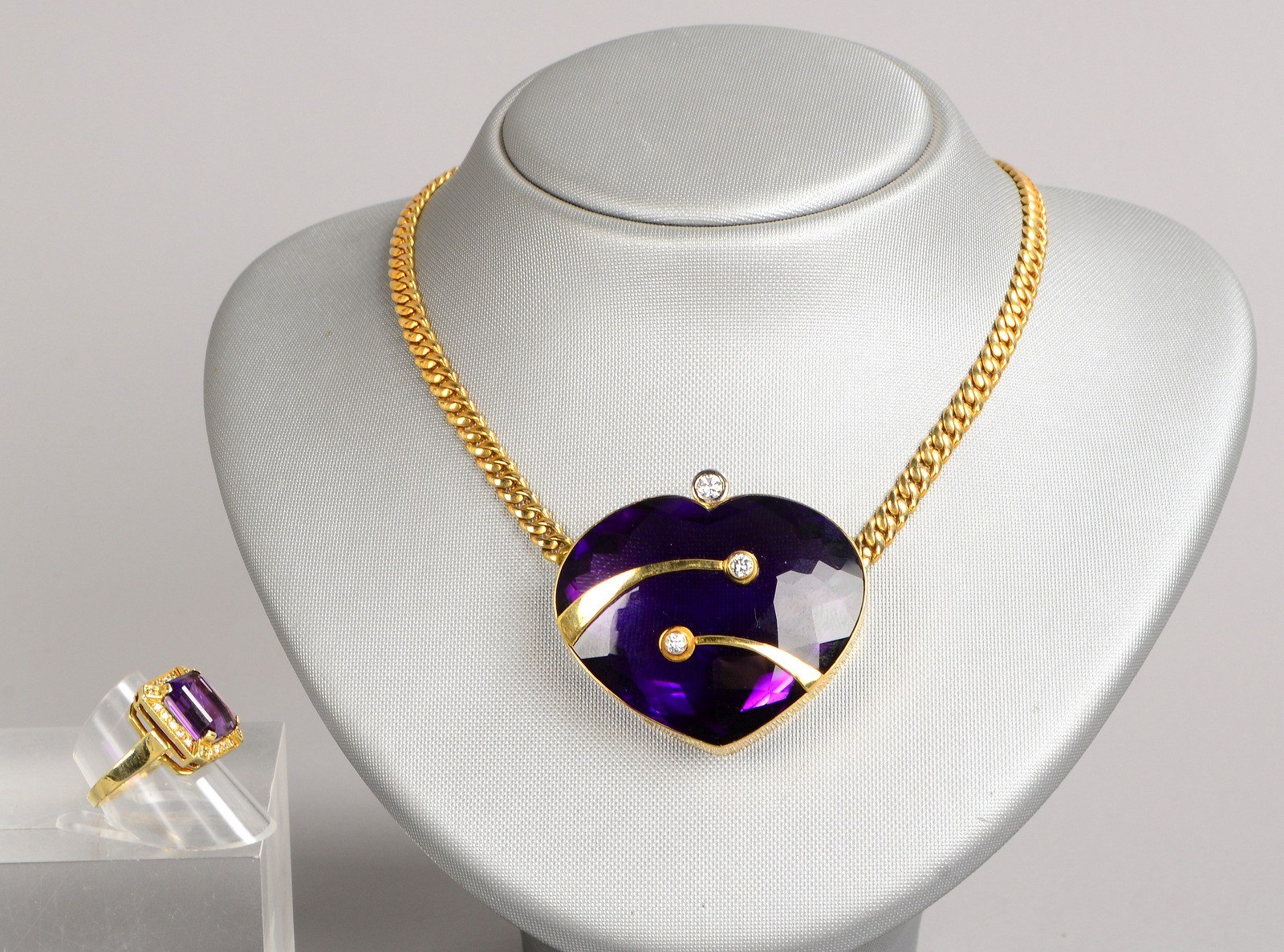 Exkl. Schmuckset, 2-tlg., Amethystbesatz: 750 GG-Collier/Anhänger und 585 GG-Ring