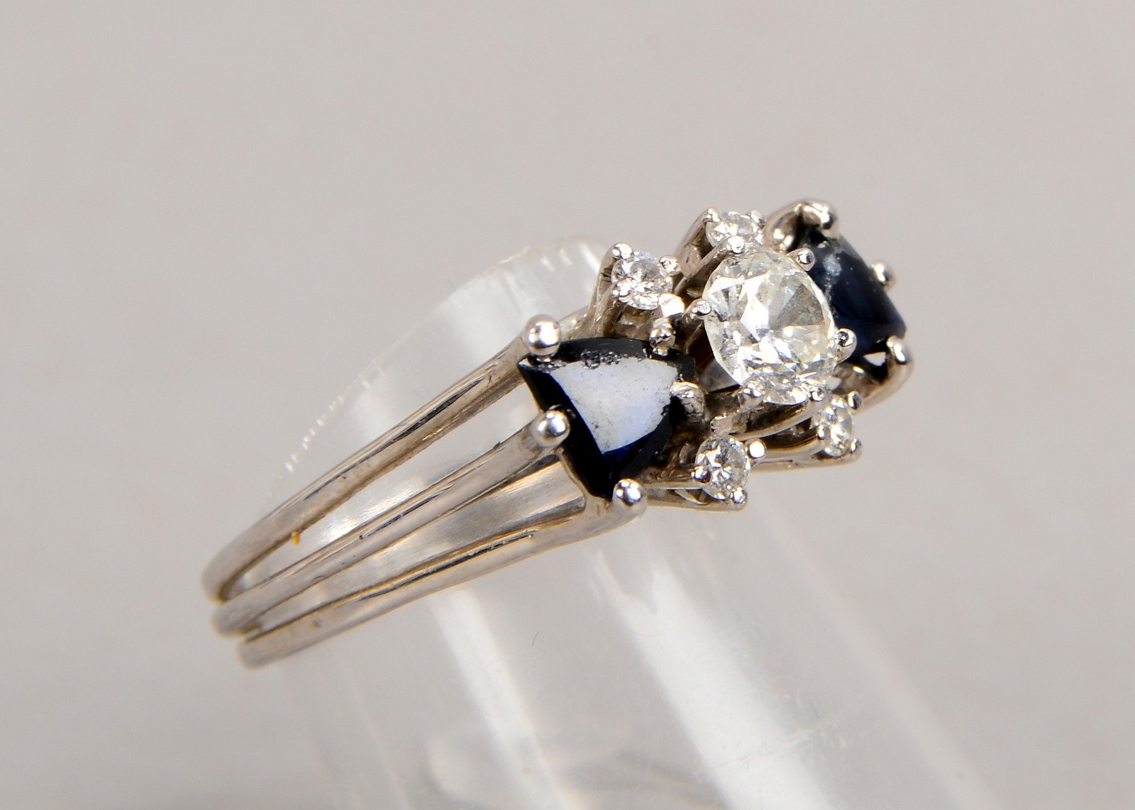 Ring, 585 WG, mit einzelnem Brillant von ca. 0,50 ct, sowie Begleitsteinen