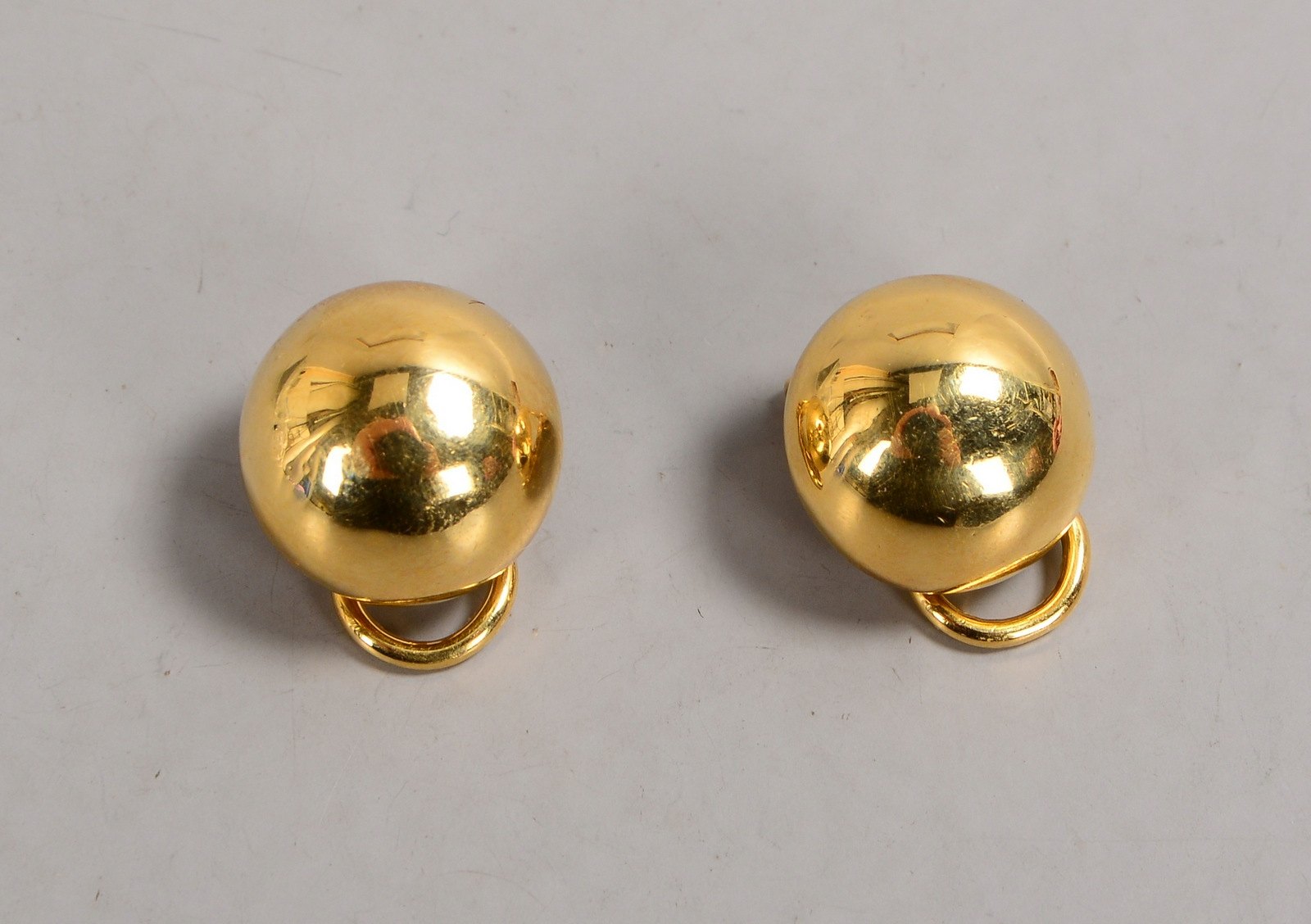 Paar Ohrclips, 750 GG, halbrunde Cabochons; Durchmesser Ø 15 mm