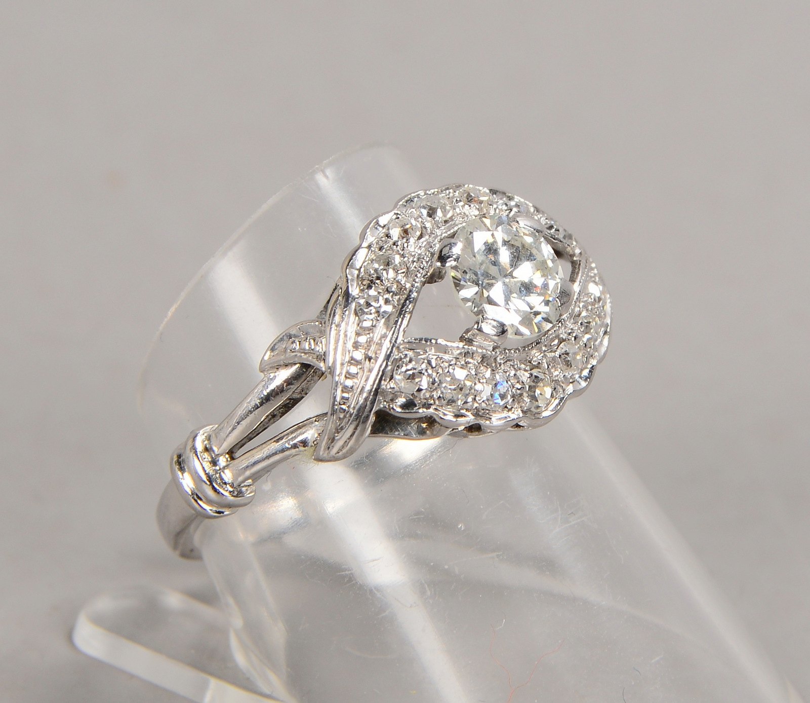 Ring, 950 Platin (gest.), mit Diamant/ca. 0,65 ct und 14x Begleitdiamanten/ca. 0,12 ct
