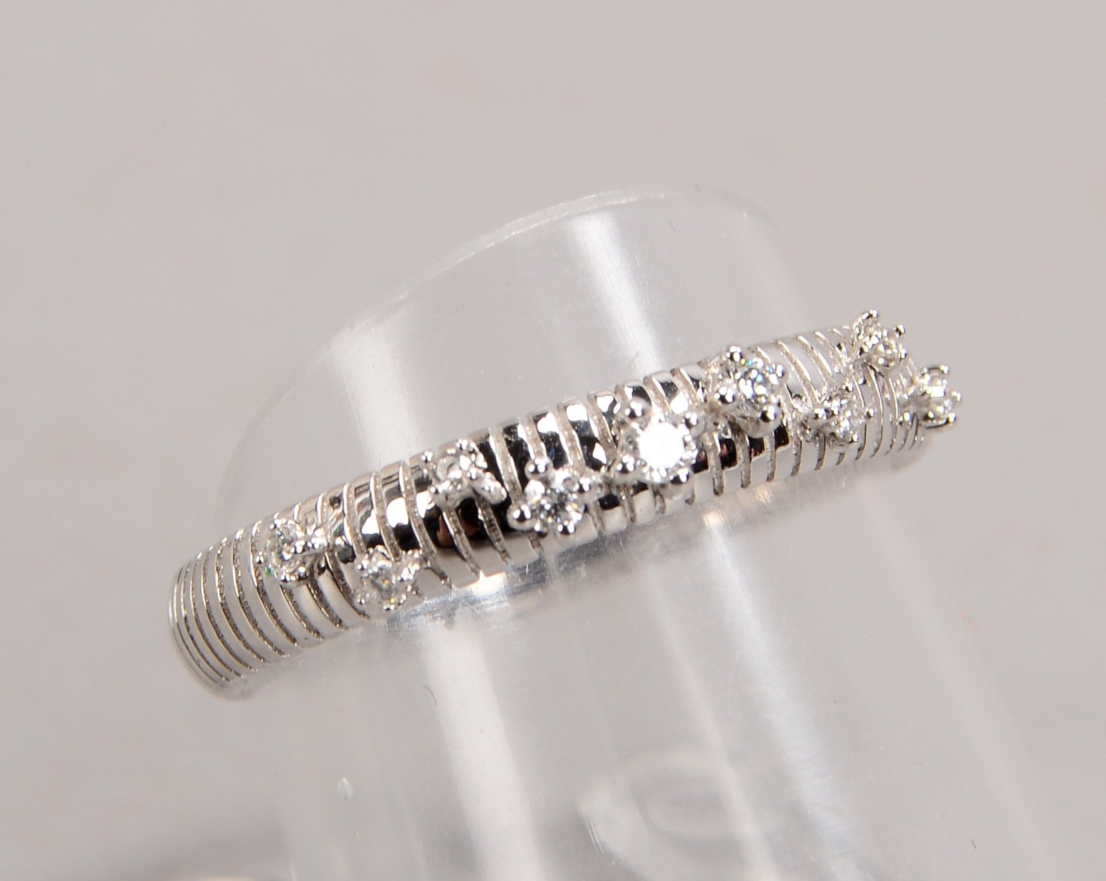 Chimento, Ring, 750 WG (gest.), mit 9-fachem Brillantbesatz/ca. 0,08 ct