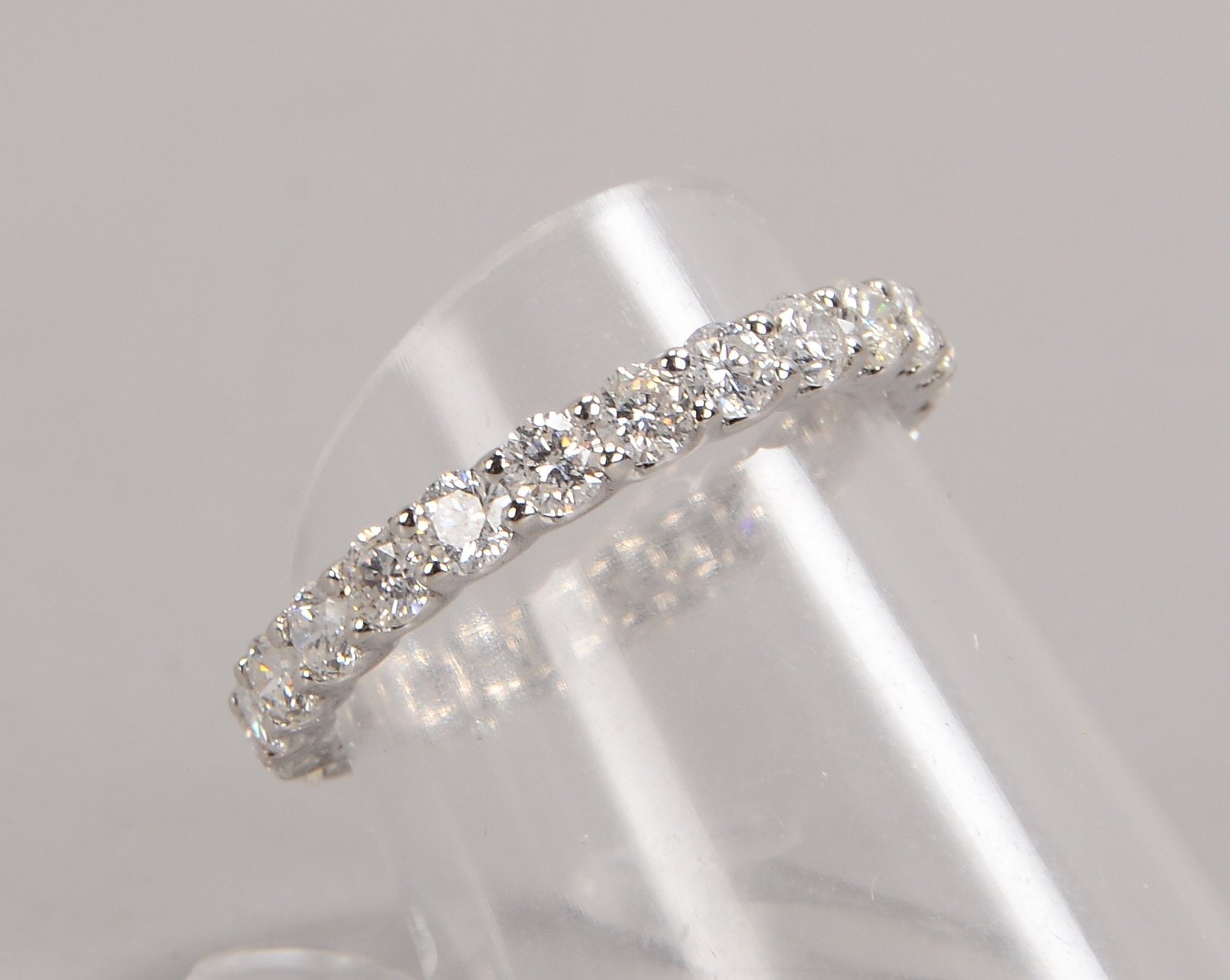 Memoryring, 750 WG, mit 24-fachem Brillantbesatz/zusammen 1,77 ct, F-Vsi