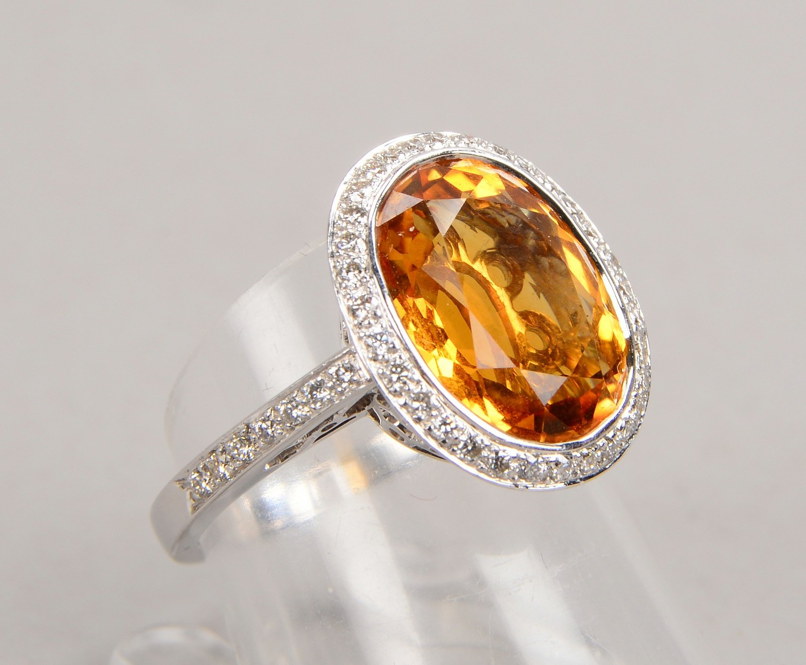 Ring, 750 WG (gest.), mit natürlichem Citrin/ca. 5,20 ct und Brillanten/ca. 0,24 ct