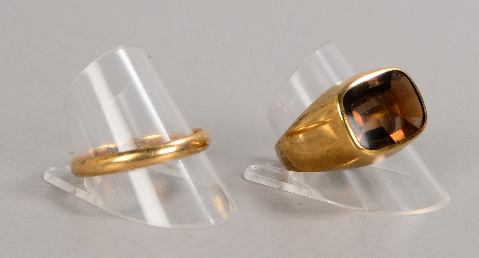 2 Ringe, 333 GG: Ehering, RG 66; und Herrenring, Rauchquarz(?), RG 63
