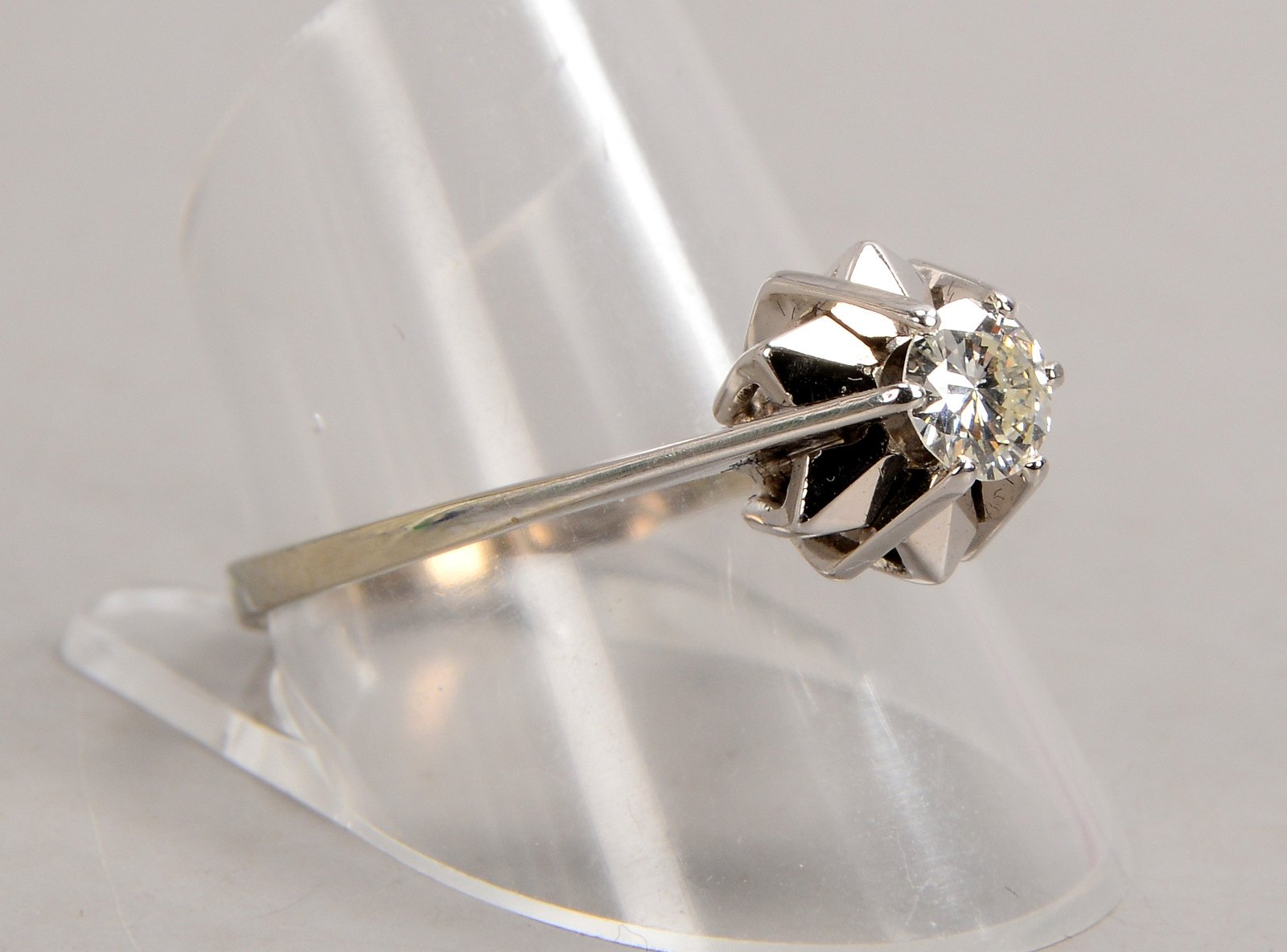 Solitärring, 750 WG (gepr.), mit einzelnem Brillant/ca. 0,45 ct, Farbe Weiß