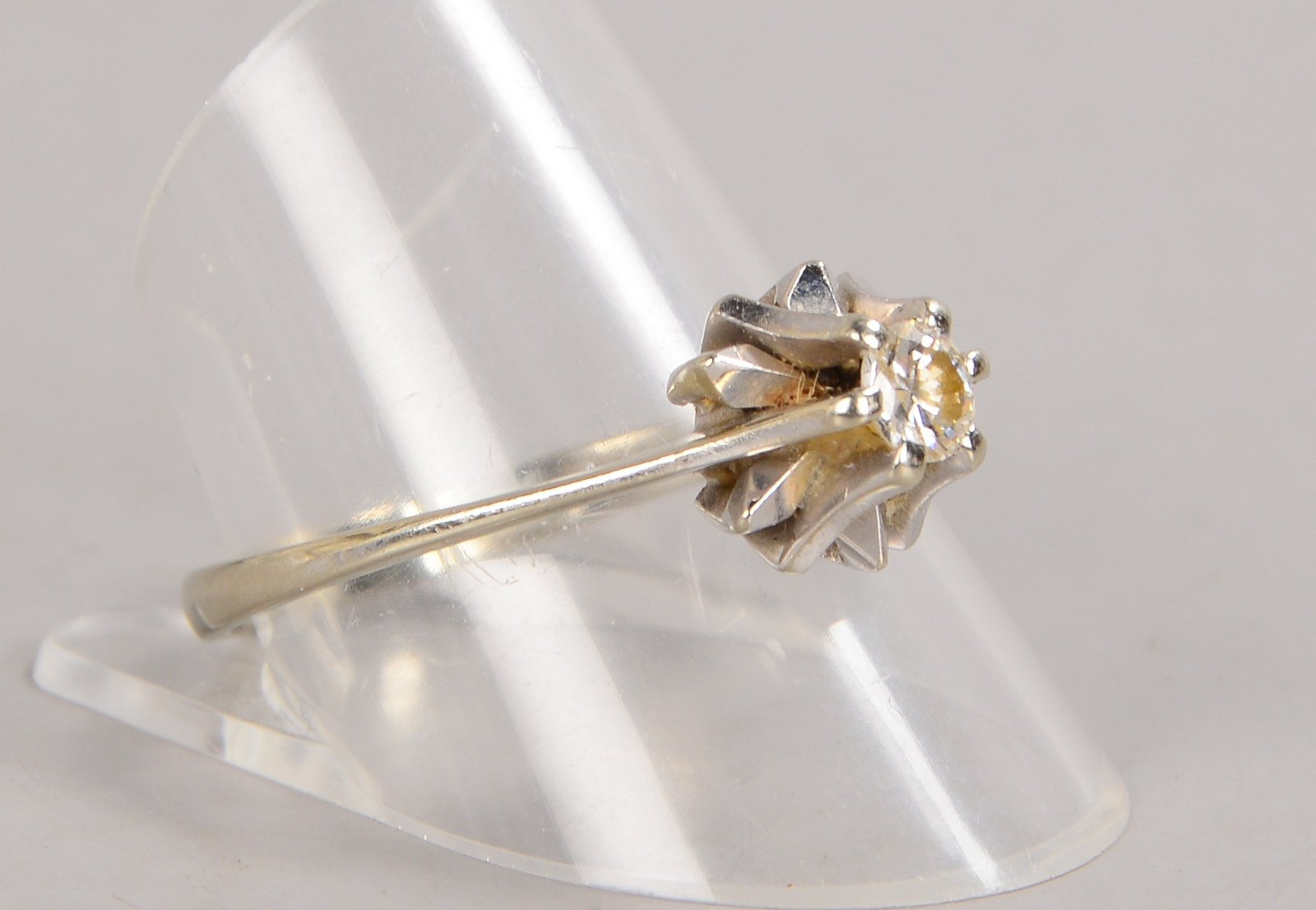 Solitärring, 750 WG (gest.), mit einzelnem Brillant/0,23 ct, Weiß/Si