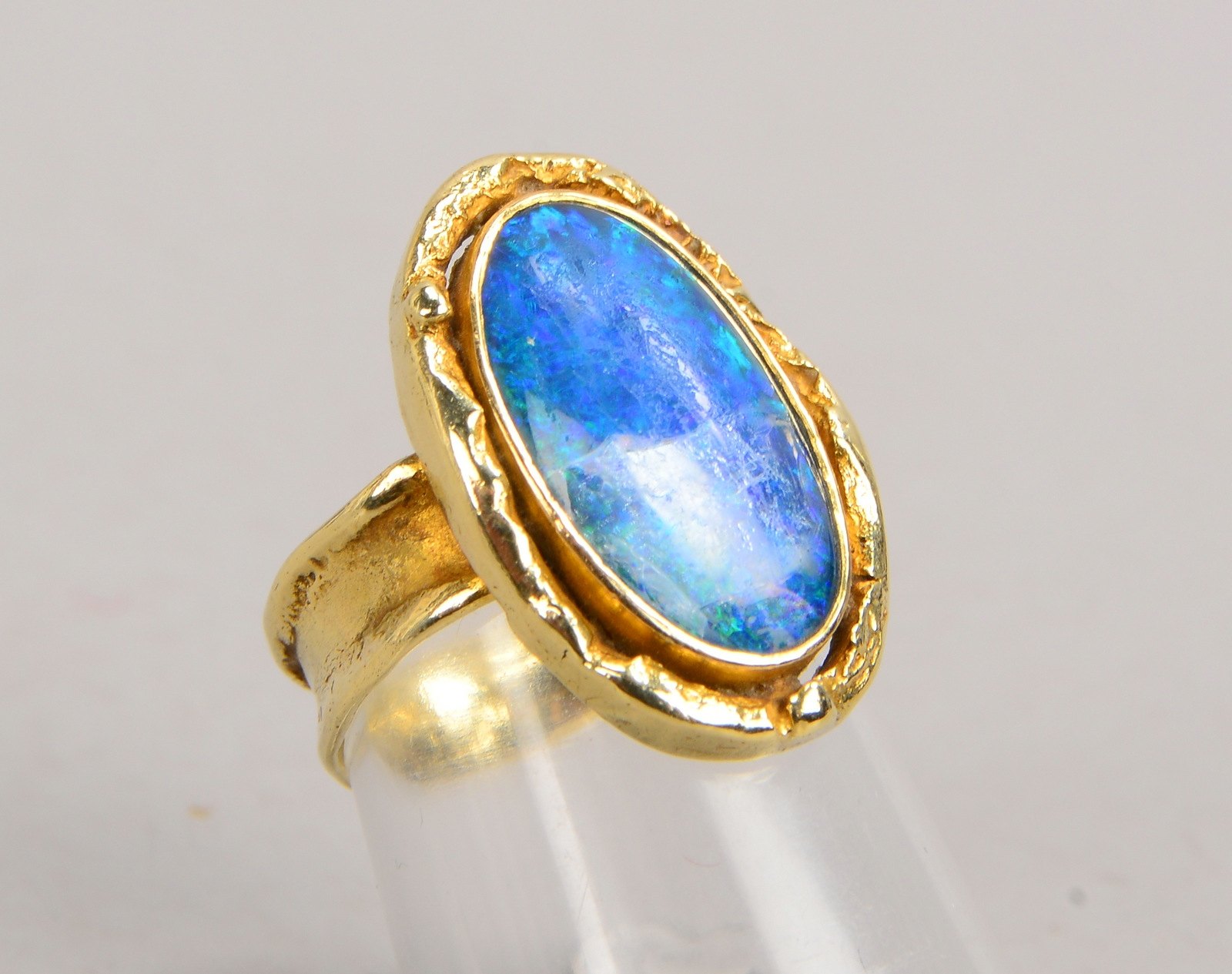 Ring, 585 GG (gest.), besetzt mit einzelnem Opal im Cabochonschliff