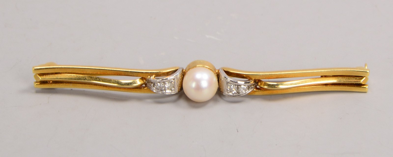 Brosche, 585 GG/WG (gest.), mit einzelner Perle und 4x Diamanten