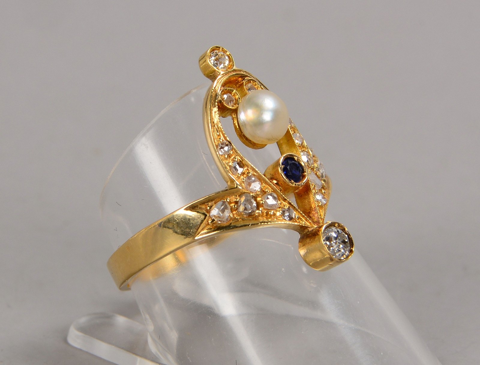 Ring, 750 GG (gest.), mit Altschliff-Diamant, Diamantrosen, Saphir und Perle