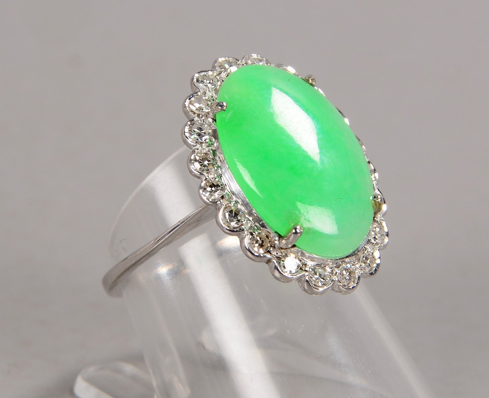 Ring, 750 WG (gest.), mit Jadeit-Cabochon und Diamanten/ca. 0,12 ct