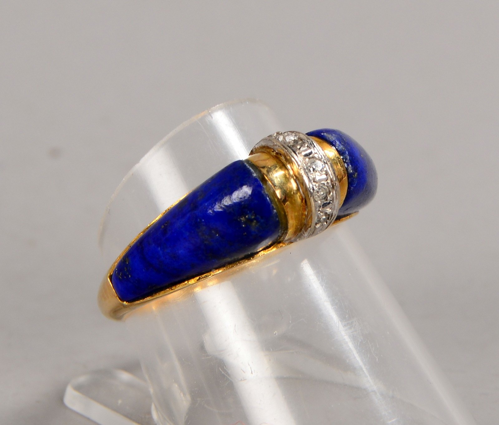 Ring, 585 GG (gest.), mit Lapislazuli und Diamanten; RG 55, Gewicht 4 g