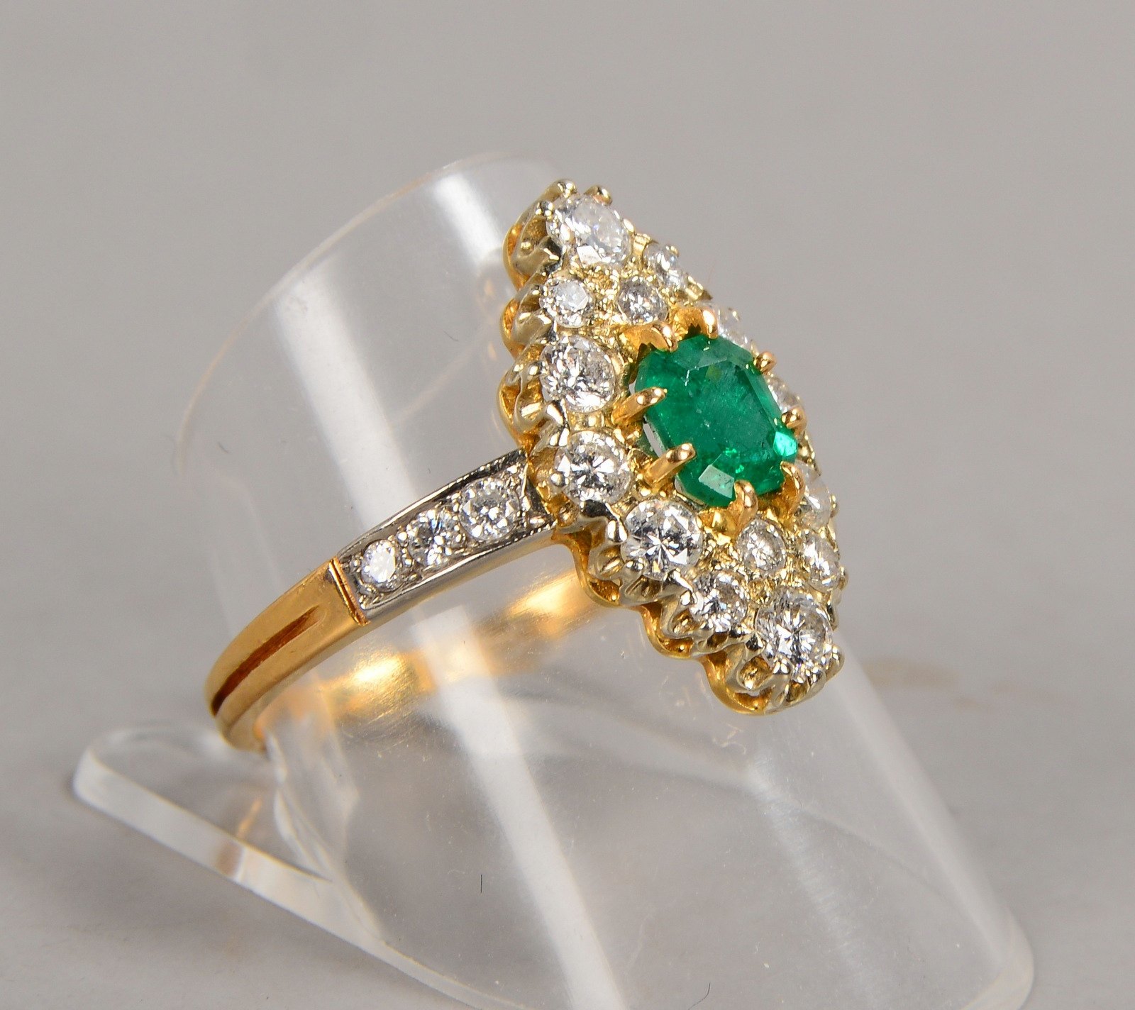 Ring, 750 GG (gest.), mit Smaragd/ca. 0,28 ct und Brillanten/ca. 0,68 ct