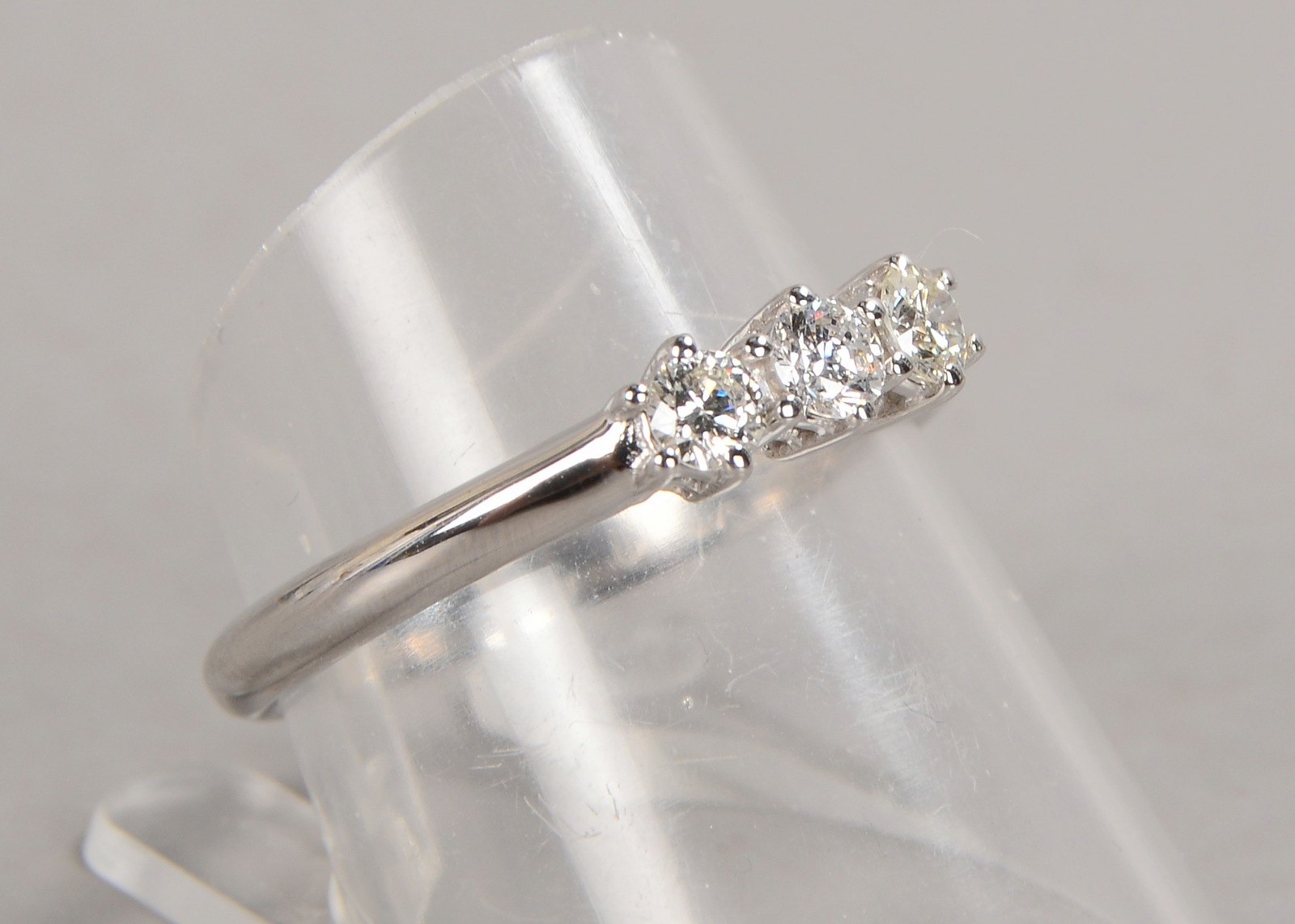 Ring, 750 WG (gestempelt), mit 3-fachem Brillantbesatz/zusammen ca. 0,38 ct, F-Vsi; RG 56, Gewicht 3