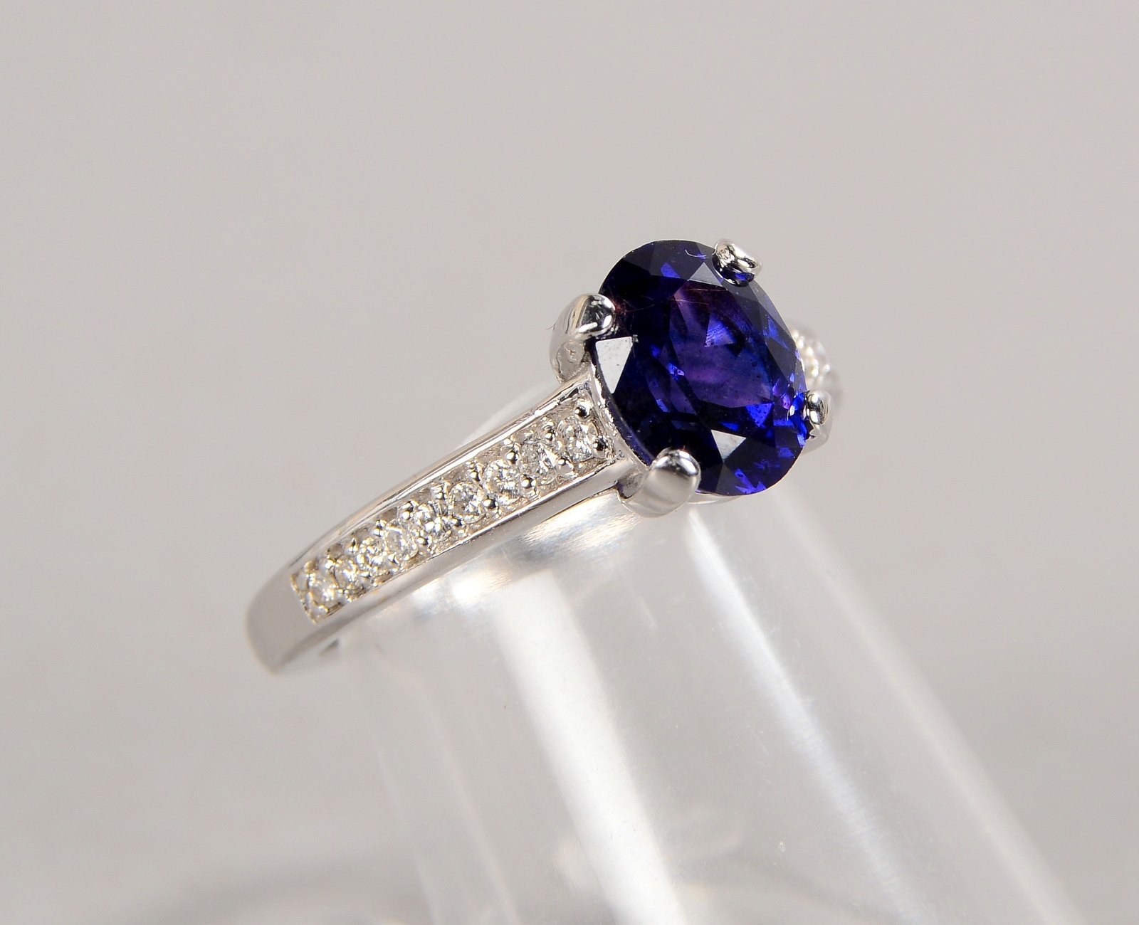 Ring, 750 WG (gest.), mit Saphir/ca. 2,08 ct, und 18x kl. Diamanten/ca. 0,38 ct