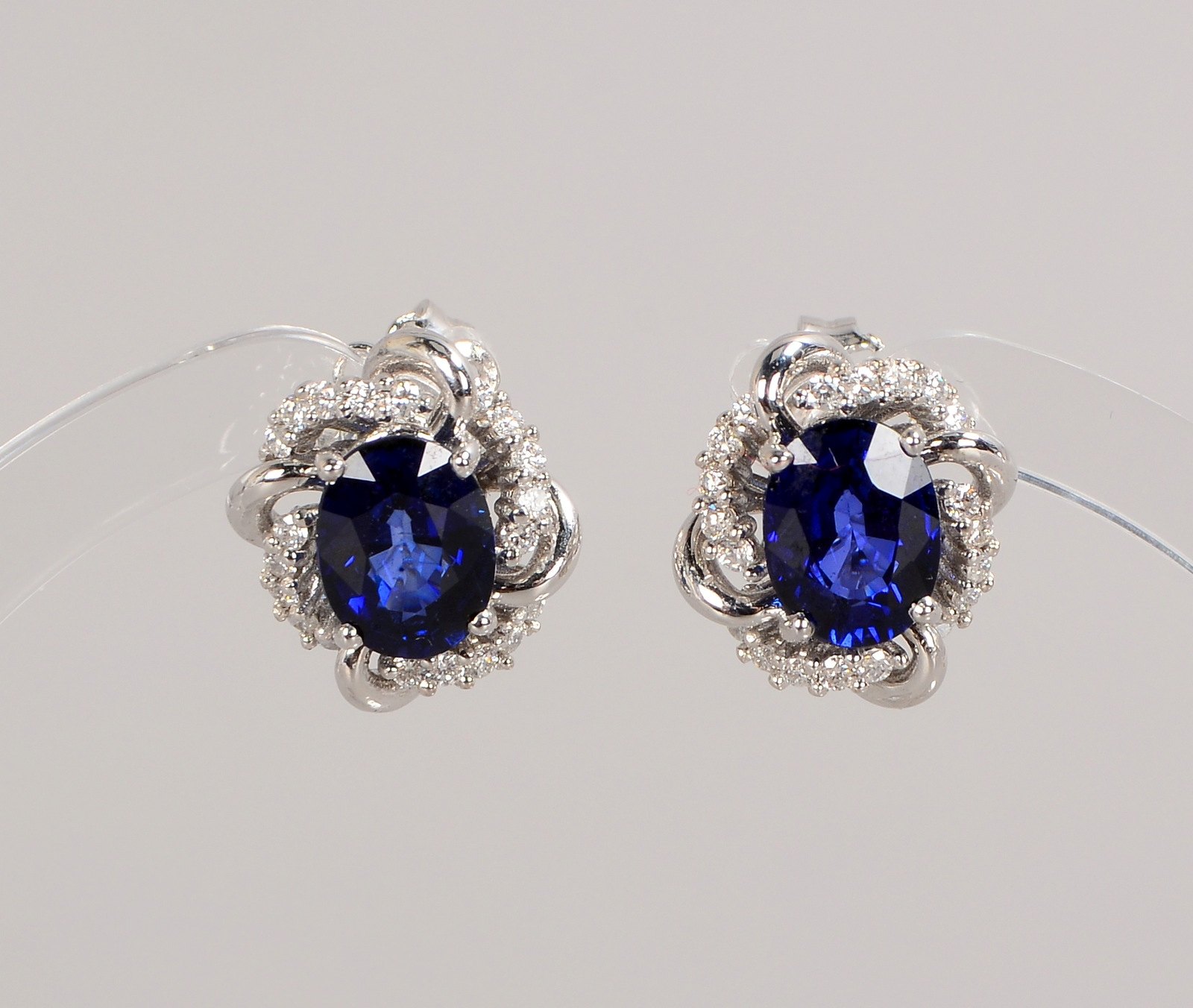 Paar Ohrstecker, 750 WG, mit Saphiren/3,28 ct, und Diamanten/0,36 ct