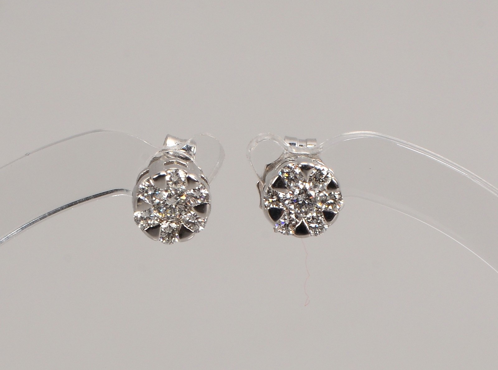 Paar Ohrstecker, 750 WG (gest.), jeweils mit 7x Brillanten/0,37 ct, F-Vsi