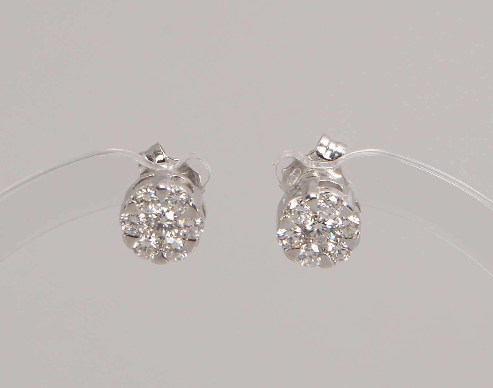 Paar Ohrstecker, 750 WG (gest.), jeweils mit 7x Brillanten/0,63 ct, F-Vsi