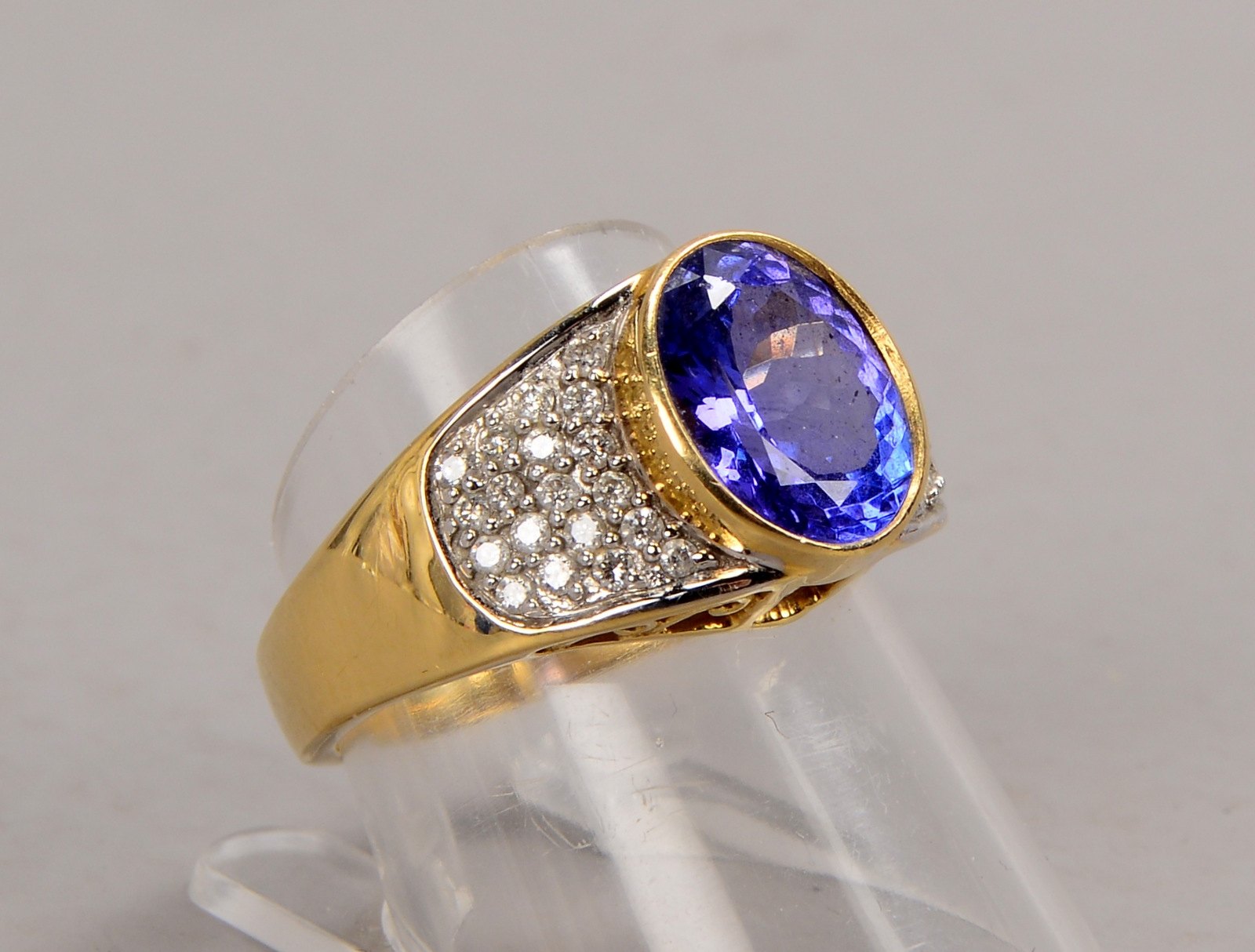 Ring, 585 GG (gestempelt), mit einzelnem Tansanit und 38x Diamanten