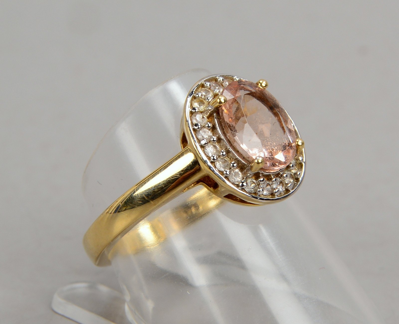 Ring, 375 GG/WG (gest.), mit einzelnem Morganit/oval und weißen Topasen; RG 57