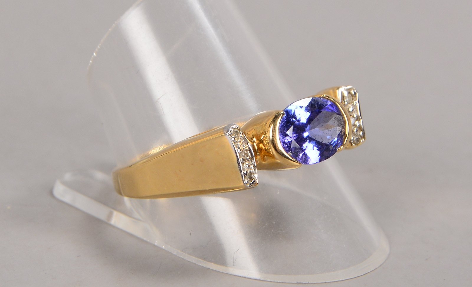 Ring, 585 GG (gestempelt), mit Tansanit/oval und 6x Begleitdiamanten